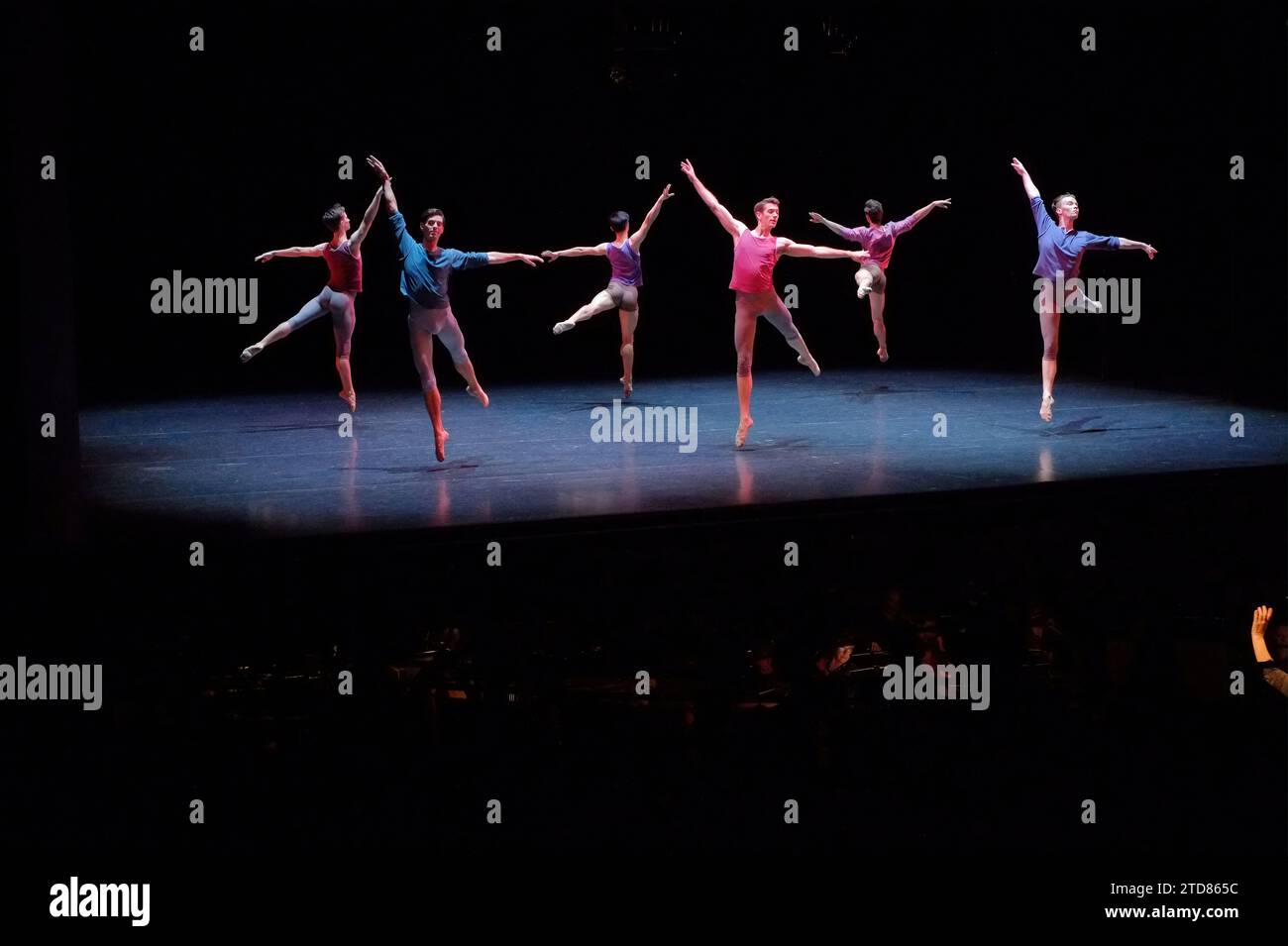 The Australian Ballet 'ART TO SKY' (2014) männliche Tänzer in einem großen Kreis mit Punktlicht, Springen - Choreographie Stephen Baynes, Sydney Opera House Stockfoto