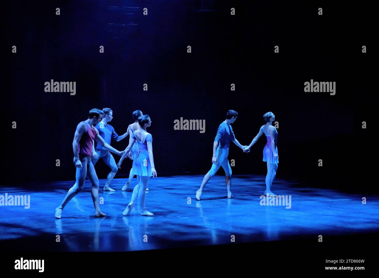 Tänzer als Paare, die Hände halten, Intimität, die vom Australian Ballet 'ART TO SKY' (2014) im Sydney Opera House erkundet wird Stockfoto