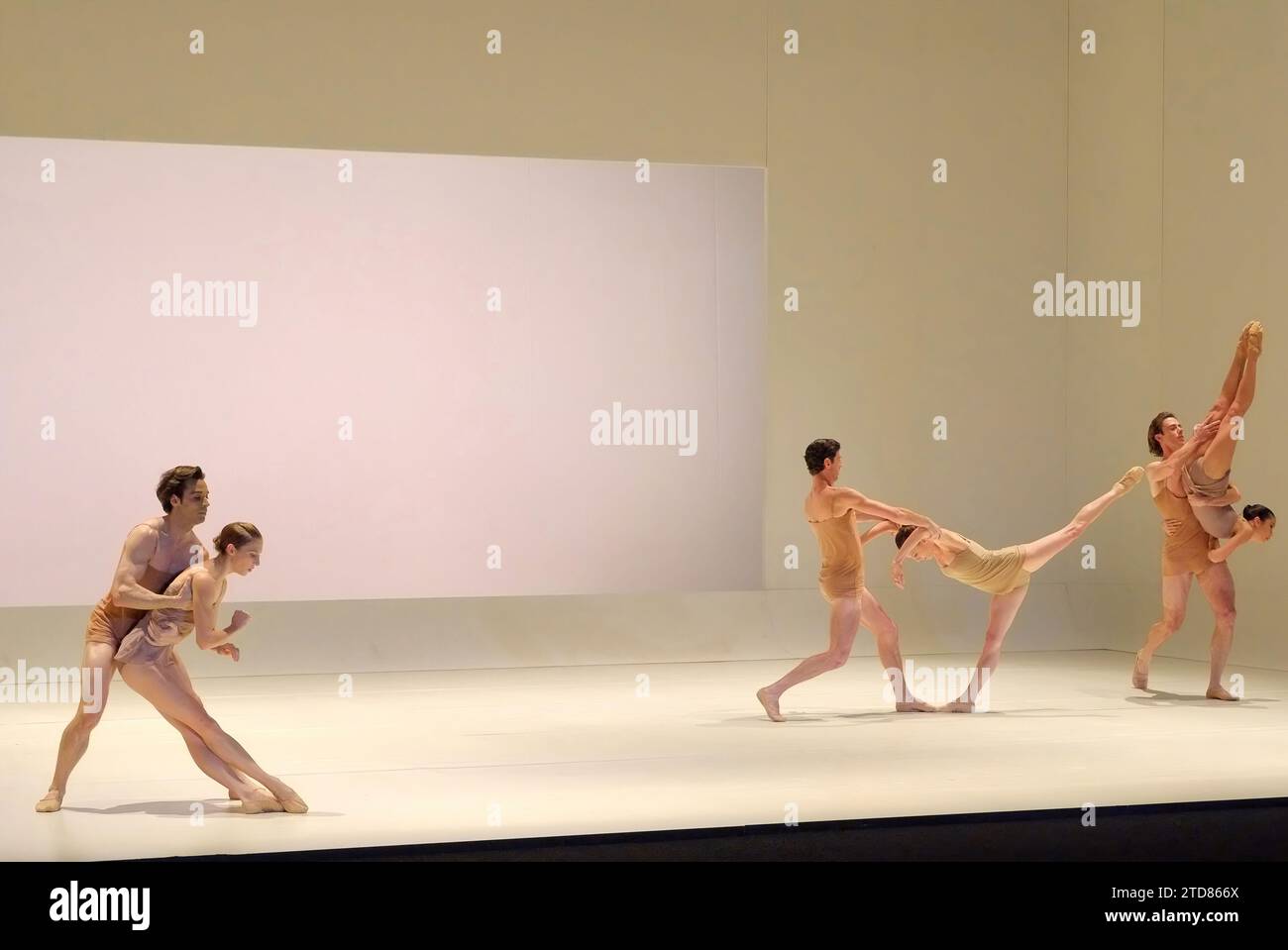 Die Bewegung des australischen Balletts „Chroma“ und räumliche Beziehungen, die den menschlichen Zustand erforschen. Sehen Sie sich das Dame Joan Sutherland Theater Sydney Opera House an Stockfoto