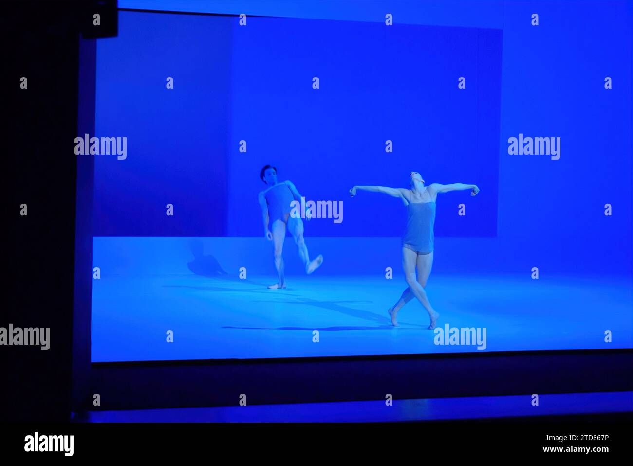 Zwei Tänze, männlich, weiblich, unangenehme Bewegung, die menschliche Situation, die Bühne ist ein blaues Licht. The Australian Ballet; Chroma; Sydney Opera House; Stockfoto