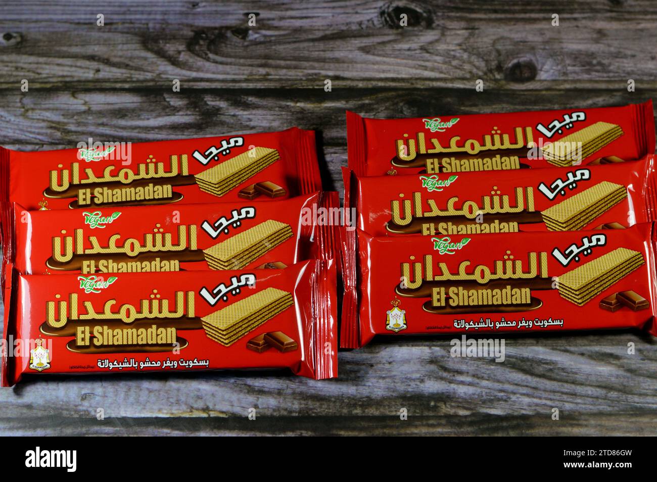 Kairo, Ägypten, 8. Dezember 2023: El Shamadan Mega Wafer gefüllt mit ...