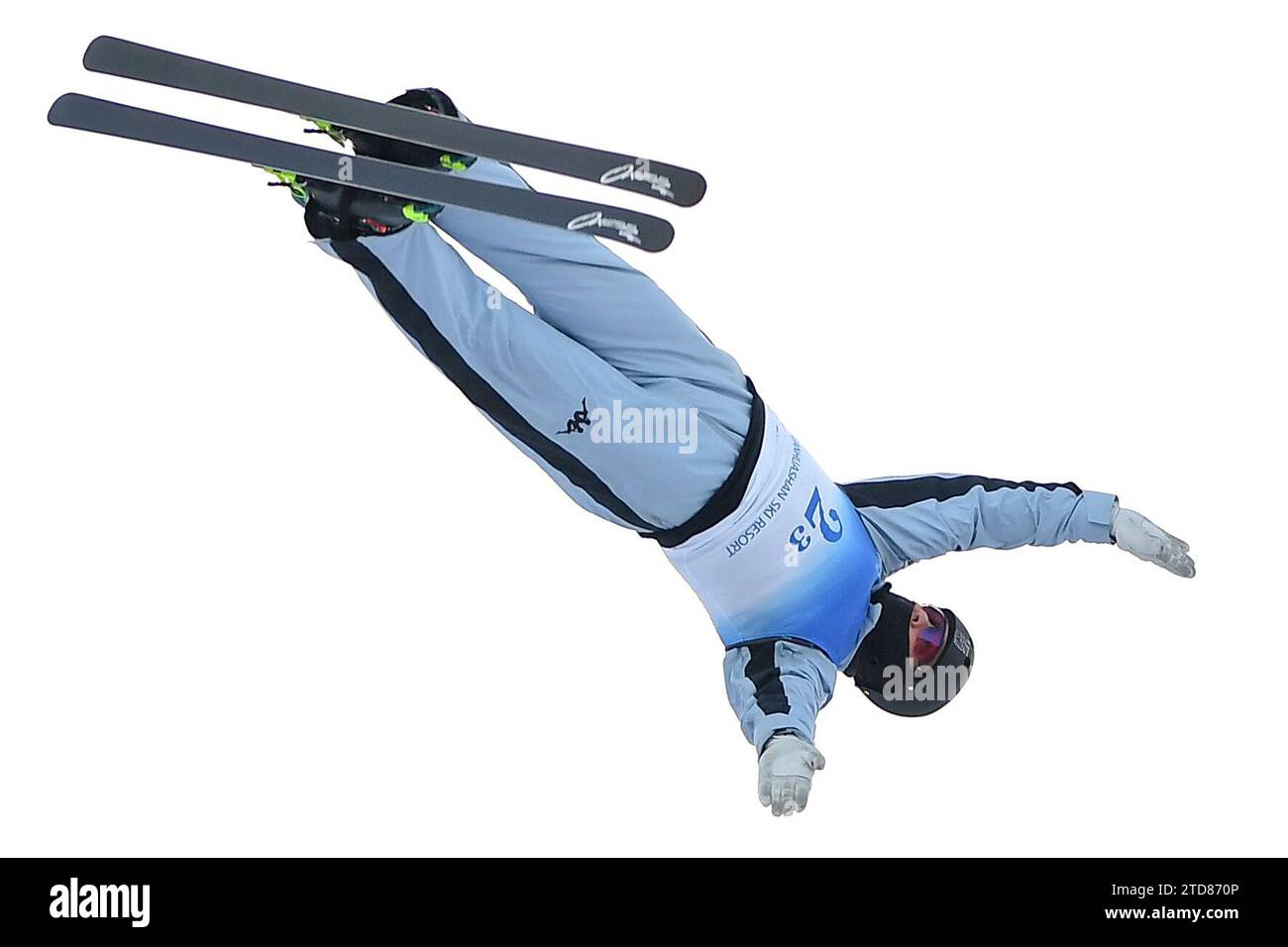 Changchun. Dezember 2023. Quinn Dehlinger vom Team United States of America 1 tritt beim Finale der Mixed Team Aerials beim FIS Freestyle Ski Aerials World Cup 2023-2024 in Changchun an, der Hauptstadt der nordöstlichen chinesischen Provinz Jilin, 17. Dezember 2023 Credit: Xu Chang/Xinhua/Alamy Live News Stockfoto