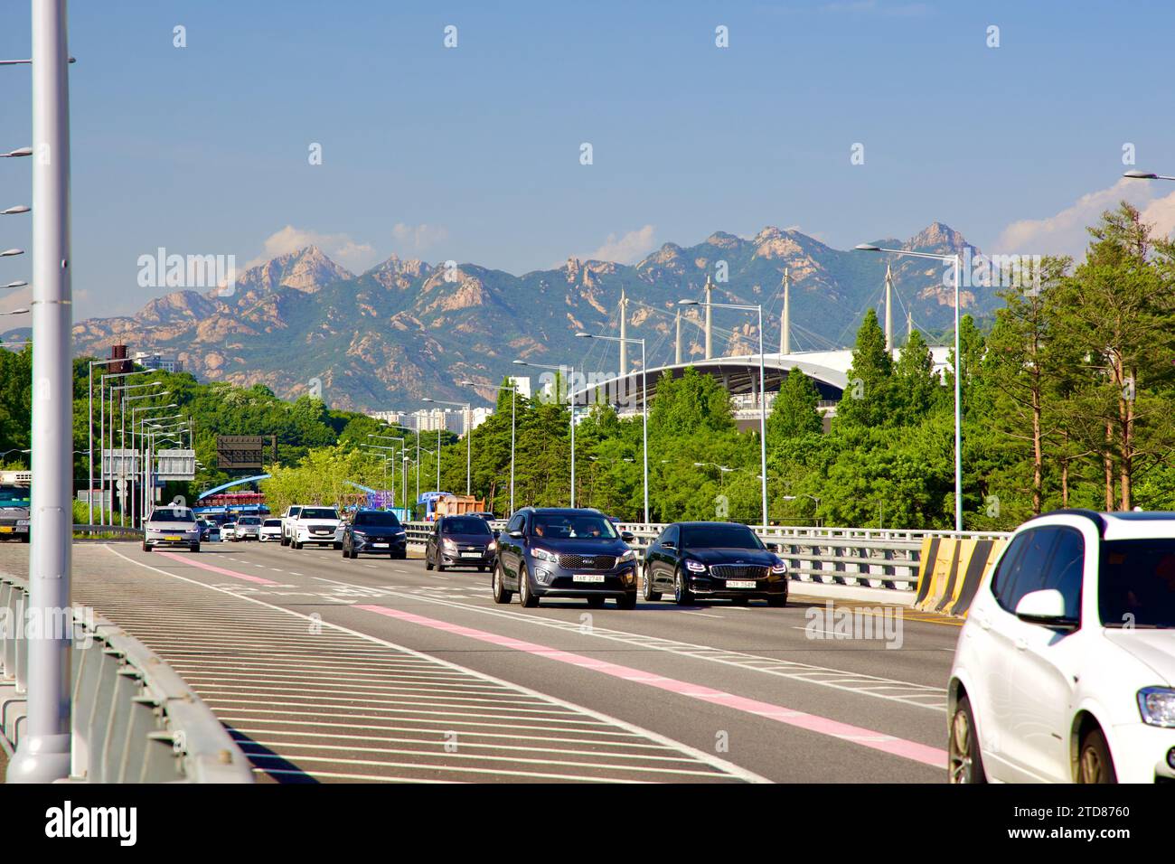 Seoul, Südkorea - 3. Juni 2023: Ein fesselnder Blick auf den Bukhansan Mountain vom nördlichen Ende der World Cup Bridge, mit dem Seoul World Cup Stadium Stockfoto