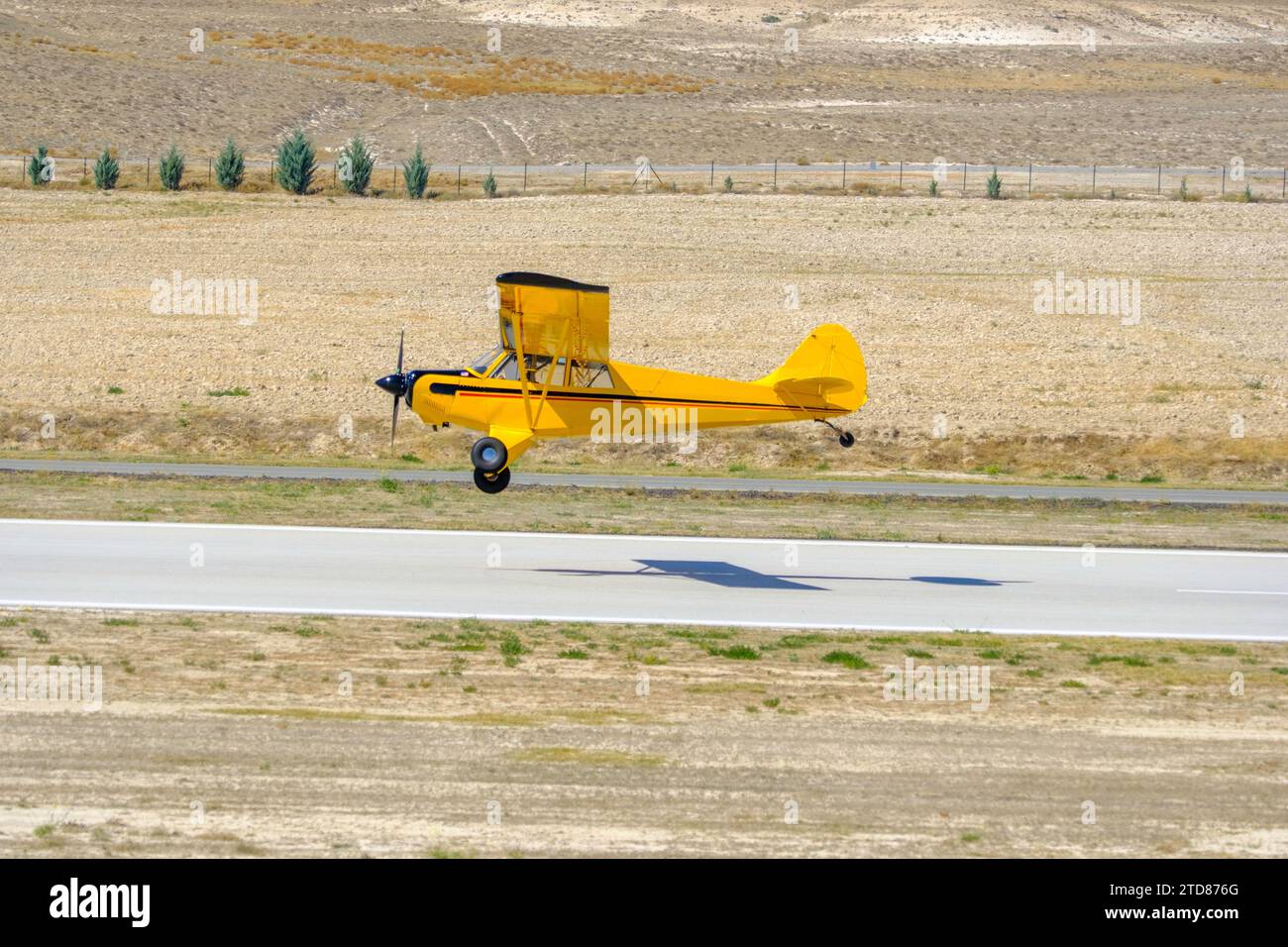 Klassisches altes Retro-Vintage-Flugzeug mit Propellerlandung Stockfoto