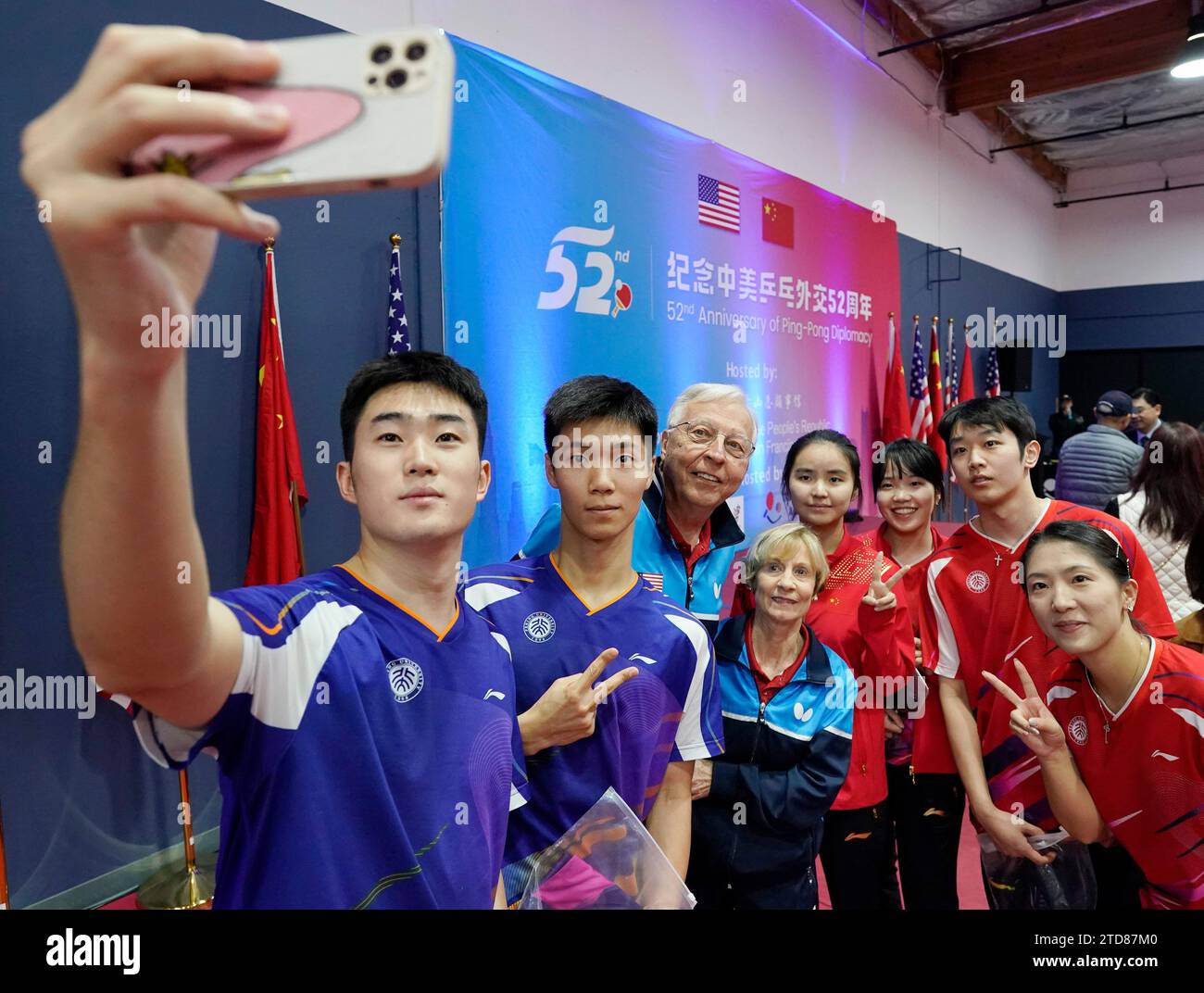 (231217) -- WASHINGTON, 17. Dezember 2023 (Xinhua) -- Teilnehmer aus China und den Vereinigten Staaten machen Selfies während einer Veranstaltung zum 52. Jahrestag der Ping-Pong-Diplomatie in Fremont, Kalifornien, USA, 15. Dezember 2023. Am 13. Dezember fand eine Veranstaltung der chinesischen Botschaft in den Vereinigten Staaten zum 52. Jahrestag der Ping-Pong-Diplomatie statt. Bei der Veranstaltung in der Botschaft wurde ein gemischtes Team-Freundschaftsspiel gespielt, um auf die Geschichte zurückzublicken und das Wohlwollen zwischen den Chinesen und den Amerikanern zu erneuern. Am 15. Dezember fand eine weitere Gedenkveranstaltung in Fremont in Califor statt Stockfoto