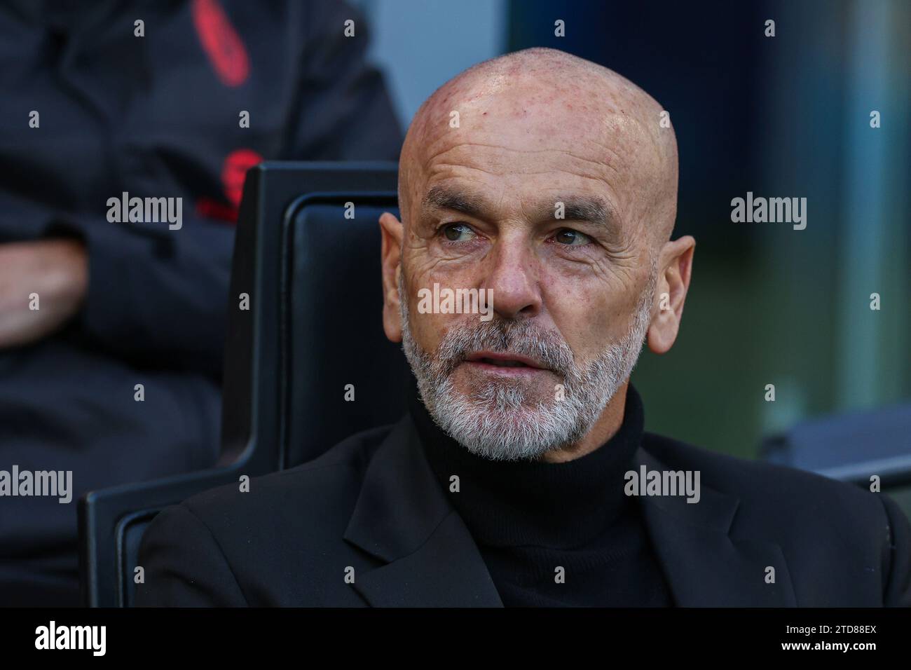 Mailand, Italien. Dezember 2023. Mailand, Italien. 17. Dezember 2023. Stefano Pioli Head Coach des AC Mailand sieht beim Fußballspiel der Serie A 2023/24 zwischen dem AC Mailand und dem AC Monza im San Siro Stadion, Mailand, Italien am 17. Dezember 2023 an. Credit: Independent Photo Agency Srl/Alamy Live News Credit: Independent Photo Agency/Alamy Live News Stockfoto