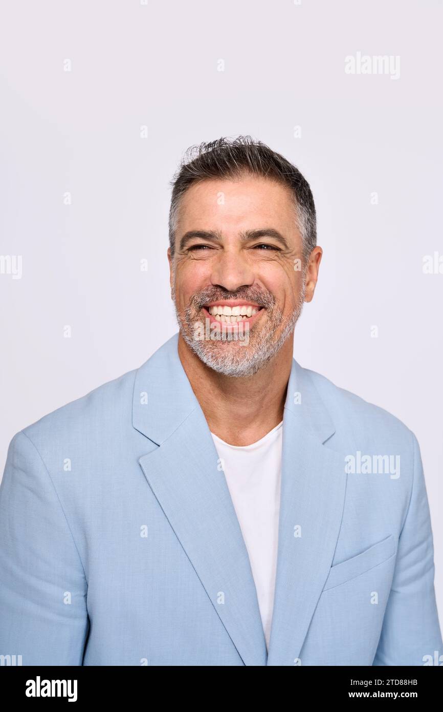 Glücklicher älterer Geschäftsmann lacht isoliert auf weißem, vertikalem Porträt. Stockfoto