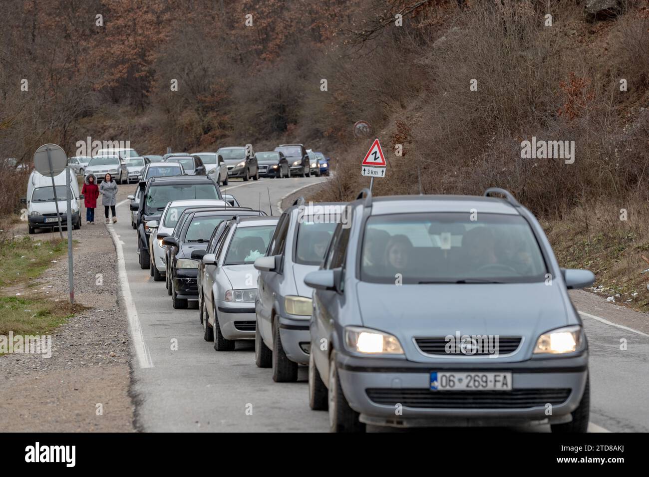 Dheu i Bardhe, Kosovo. 17. Dezember 2023. Die im Kosovo lebenden Albaner aus Serbien bildeten zusammen mit den im Kosovo lebenden Serben am Sonntag, den 17. Dezember 2023, am Grenzübergang vom Kosovo Dheu i Bardhe zum serbischen Konculj Linien. Sie versammelten sich, um ihre Stimmen bei den serbischen Nationalwahlen abzugeben. (VX Photo/Vudi Xhymshiti Credit: VX Pictures/Alamy Live News Stockfoto