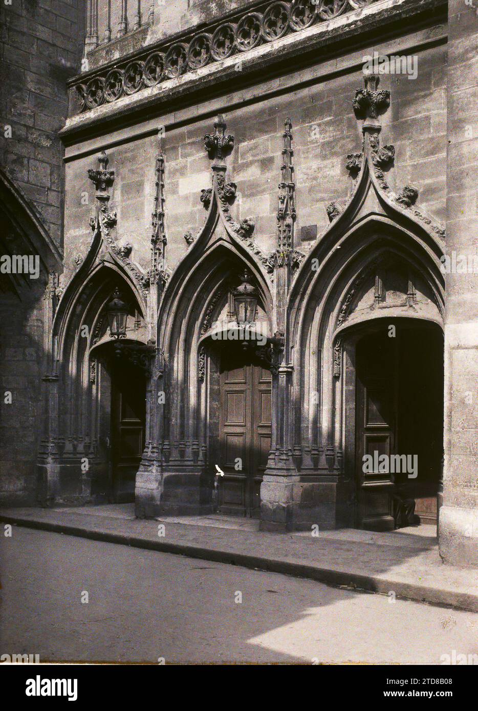 Bordeaux, Frankreich die Fassade der Kirche Saint-Eloi, Religion, Kunst, Wohnraum, Architektur, Christentum, Skulptur, Tür, Mittelalter, skulpturale Einrichtung, religiöse Architektur, Frankreich, Bordeaux, Kirche St. Eloi (Fassade), Bordeaux, 01/10/1920 - 31/10/1920, Cuville, Fernand, 1920-1921 - Charente, Gironde, Basse-Pyrénées, Hautes Pyrénées - Fernand Cuville, Autochrome, Foto, Glas, Autochrome, Foto, positiv, Vertikal, Format 9 x 12 cm Stockfoto