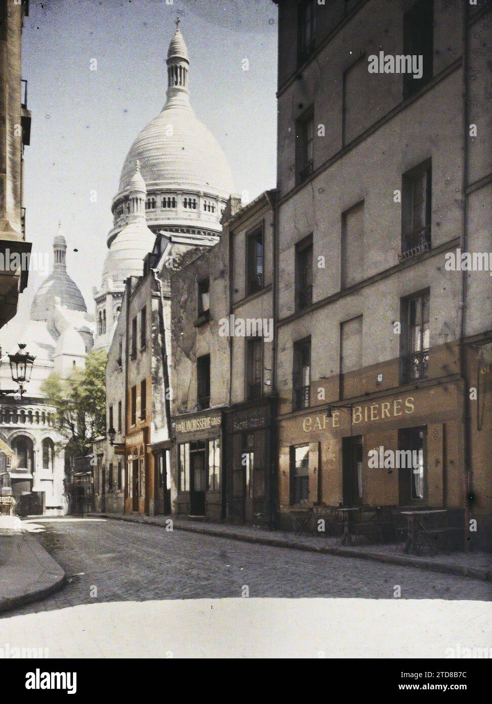 Paris (18. Arrondissement), France Rue du Chevalier de la Barre and the Sacré-Cœur, Wirtschaftstätigkeit, Religion, HD, Registrierung, Informationen, Wohnraum, Architektur, Kirche, Shop, Geschäft, Christentum, existiert in High Definition, Registrierung kommerziell, Terrasse, Straße, Bezirk, Café, Bar, Cupola, Kuppel, religiöse Architektur, Frankreich, Paris, Montmartre, Straßen rund um Sacré Coeur, Sacré-Coeur, 05/06/1923 - 05/06/1923, Léon, Auguste, Fotograf, Autochrome, Foto, Glas, Autochrome, Foto, positiv, Vertikal, Format 9 x 12 cm Stockfoto