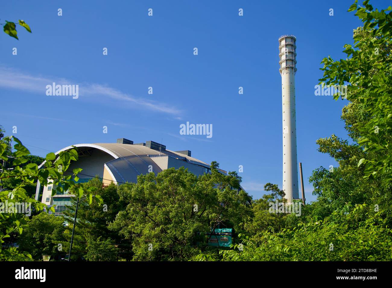 Seoul, Südkorea - 3. Juni 2023: Der hohe Abluftturm der Müllverbrennungsanlage des World Cup Park steht vor einem blauen Himmel, umgeben von einem blauen Himmel Stockfoto