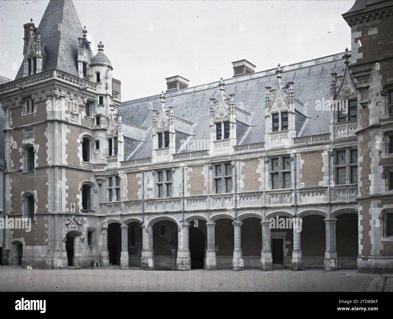 Blois, Frankreich der Louis XII Flügel der Burg, Fassade auf dem Haupthof, Persönlichkeit, Kunst, Habitat, Architektur, politische Persönlichkeit, König, Königin, Arc, Arkade, Bogen, Mittelalter, Hof, Galerie, Palast, Castle, Frankreich, Blois, Pavillon von Anne de Bretagne, Blois, 24/08/1915 - 24/08/1915, Léon, Auguste, Fotograf, 1915 - Centre de la France, Loiret, Indre-et-Loire, Loir-et-Cher - Léon Busy und Auguste Léon - (August), Autochrome, Foto, Glas, Autochrome, Foto, positiv, Horizontal, Format 9 x 12 cm Stockfoto