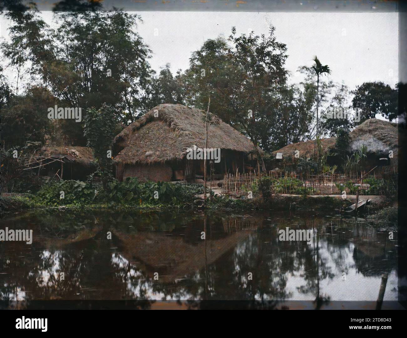 Umgebung von Hà-nôi, Hainoi Vietnam, Tonkin, Indochina: Häuser am Rande eines Teiches, in einem Dorf, Wirtschaftstätigkeit, Wohnraum, Architektur, Landwirtschaft, Viehzucht, Gewässer, ländliche Architektur, Wohnraum, Indochina, Tonkin, bei 'Hanoi, Landschaften: Dorfecke (um Hanoi), Hà-nôi, Hainoi Vietnam [Region], 01/01/1914 - 31/12/1918, geschäftig, Léon, Léon beschäftigt Fotograf en en Indochine, Autochrome, Foto, Glas, Autochrome, Foto, positiv, Horizontal, Format 9 x 12 cm Stockfoto