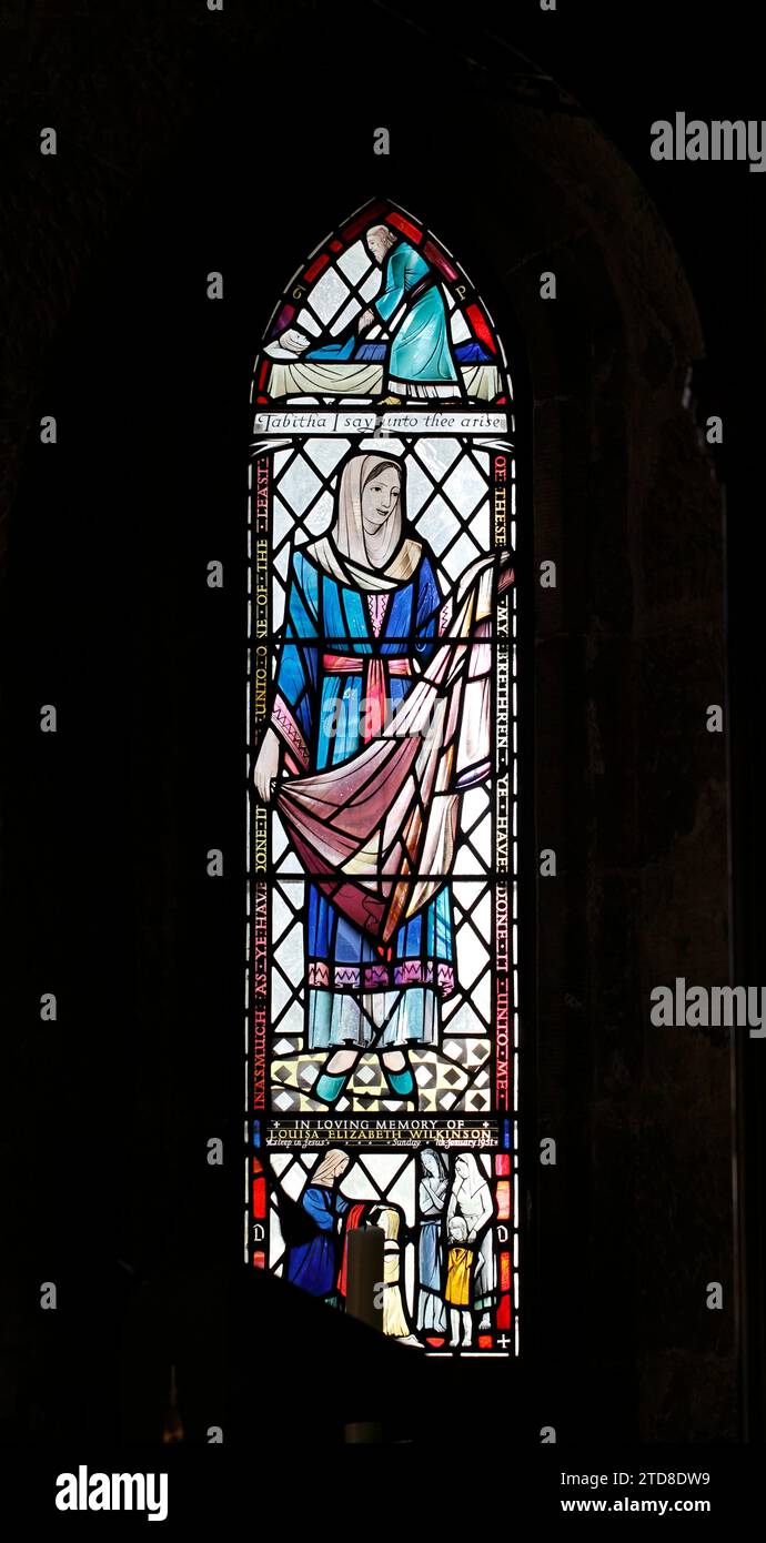 Tabitha, Arisem, wie in Buntglas dargestellt. St Ebba's Church, Beadnell, St Ebba Church, Beadnell, Northumberland, Großbritannien, England Stockfoto