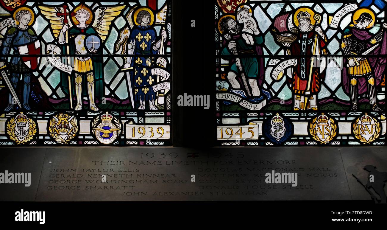 St. Nikolaus, St. Christopher, St. Martin, St. Michael, St. George, St. Joan of Arc. Gedenkfenster für die Verlorenen im Zweiten Weltkrieg. ATS, RAF Stockfoto