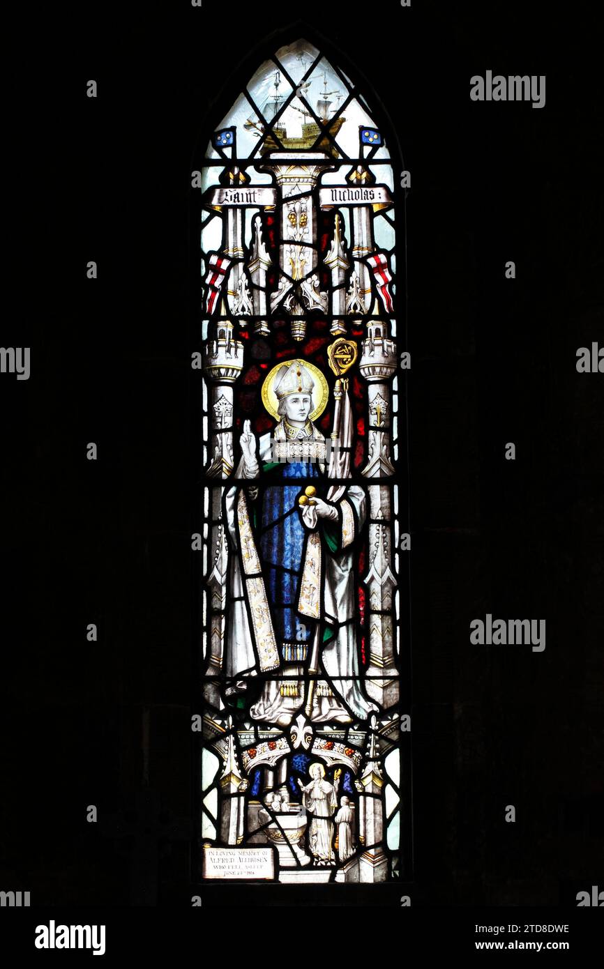 St. Nikolaus wie dargestellt in Buntglas. St Ebba's Church, Beadnell, St Ebba Church, Beadnell, Northumberland, Großbritannien, England Stockfoto