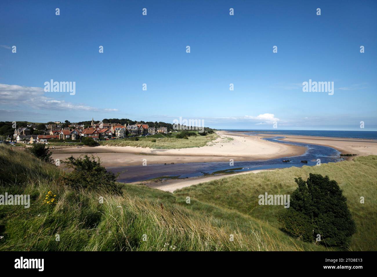 Alnmouth Bay und der Fluss ALN, der sich seinen Weg zum Meer schneidet. Stockfoto