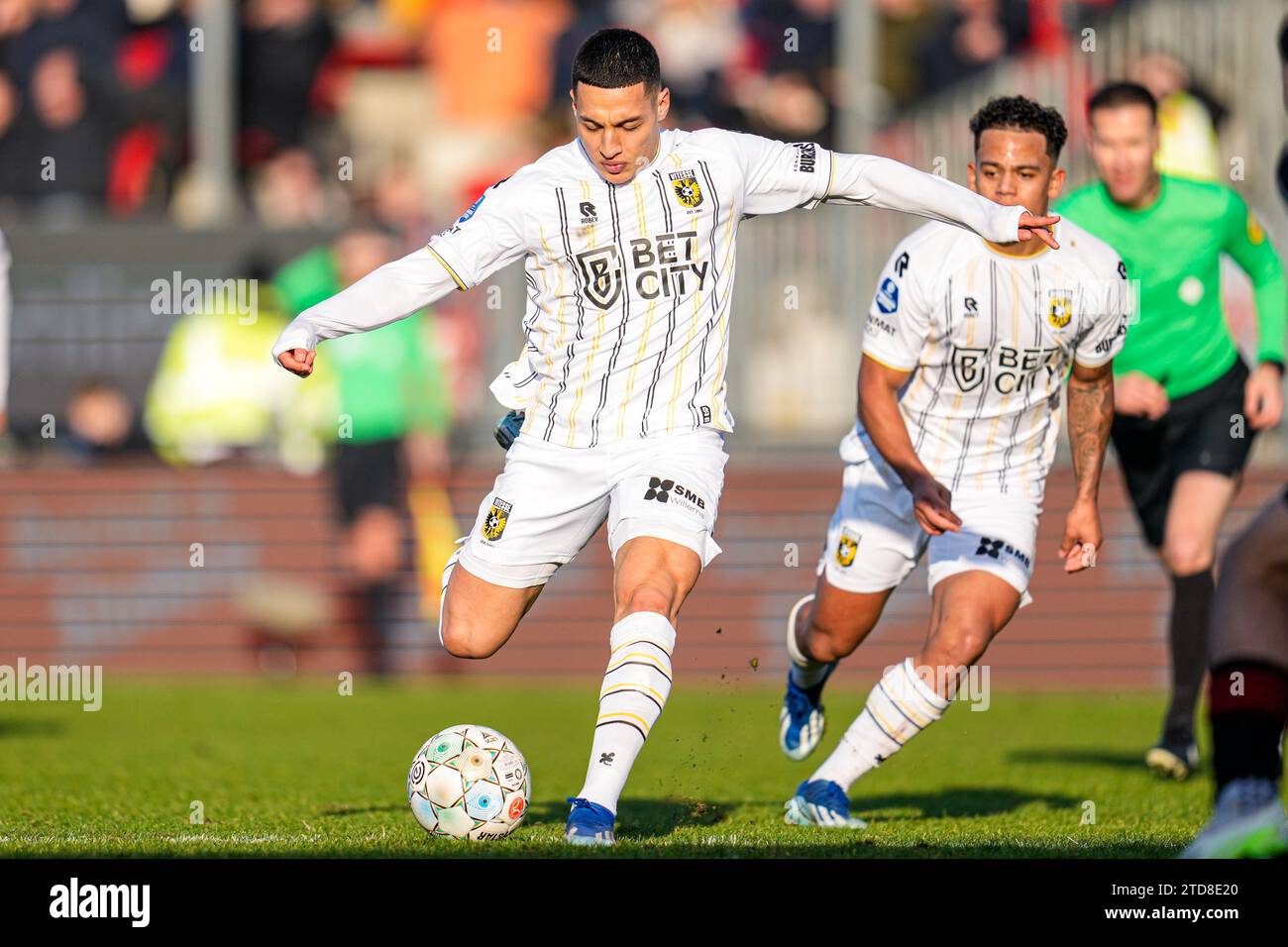 ALMERE, NIEDERLANDE – 17. DEZEMBER: Amine Boutrah von Vitesse trifft während des niederländischen Eredivisie-Spiels zwischen Almere City FC und Vitesse am 17. Dezember 2023 im Yanmar Stadion in Almere, Niederlande. (Foto: Patrick Goosen/Orange Pictures) Stockfoto