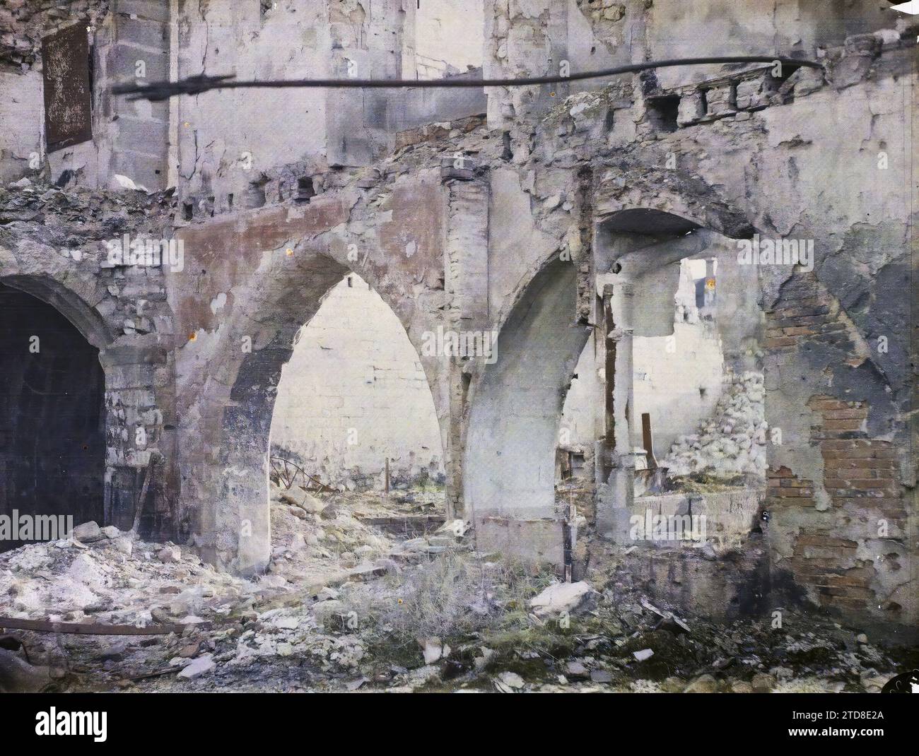 Reims, Marne, Champagne, Frankreich das ehemalige Kloster der Väter Cordeliers, rue des Trois Raisinets, erster Weltkrieg, Wohngebäude, Architektur, Hinterfront, Ruinen, Bombardement, Bogen, Arkaden/Arkaden, religiöse Architektur, France, Reims, Cloister des Cordeliers, Reims, 01/03/1917 - 01/03/1917, Castelnau, Paul, 1917 - Marne - Fernand Cuville (fotografischer Teil der Armee), Autochrome, Foto, Glas, Autochrome, Foto, positiv, Horizontal, Format 9 x 12 cm Stockfoto