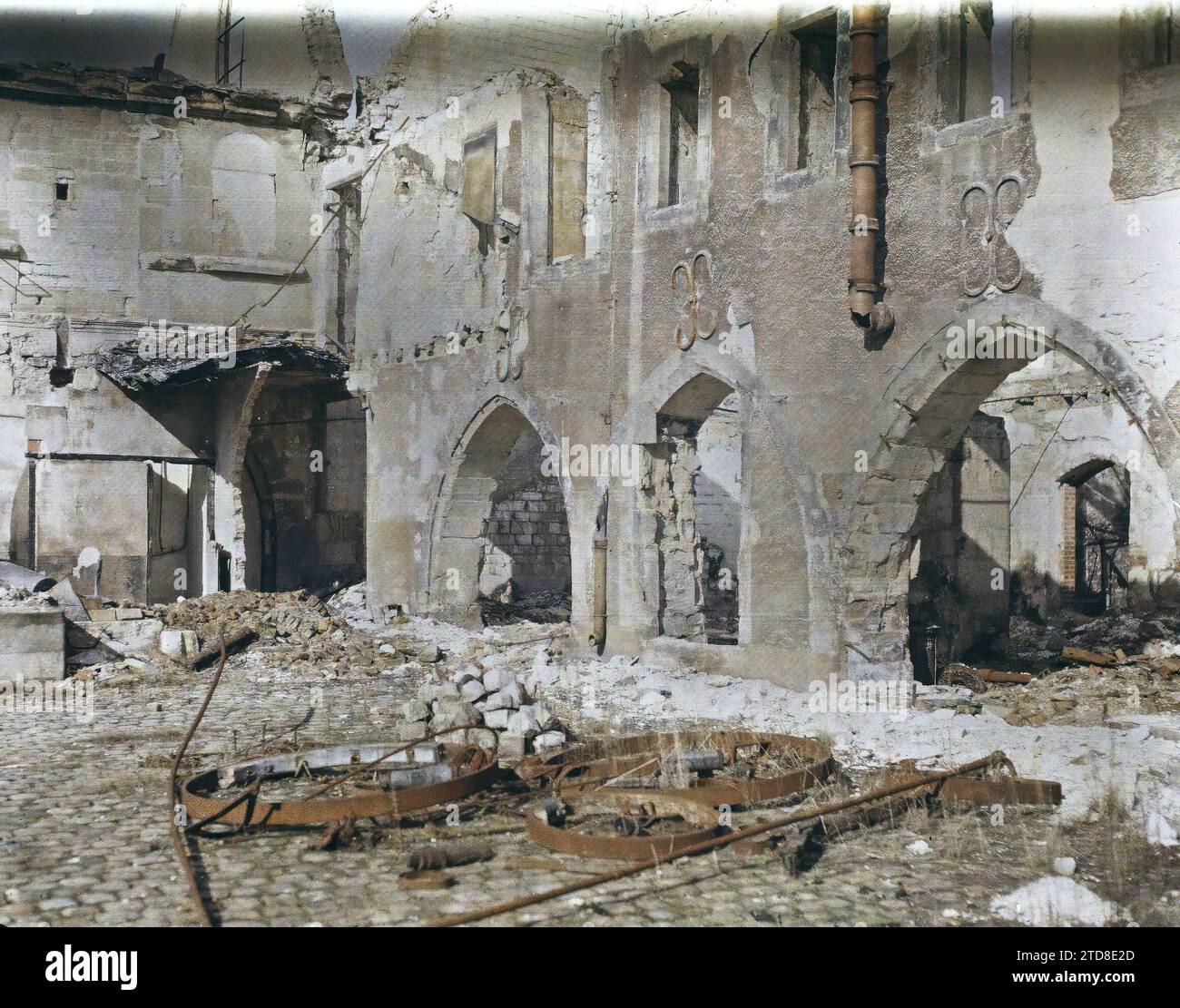 Reims, Marne, Champagne, Frankreich das ehemalige Kloster der Väter Cordeliers, rue des Trois Raisinets, erster Weltkrieg, Wohngebäude, Architektur, Hinterfront, Ruinen, Bombardement, Bogen, Arkaden/Arkaden, religiöse Architektur, France, Reims, Cloister des Cordeliers, Reims, 01/03/1917 - 01/03/1917, Castelnau, Paul, 1917 - Marne - Fernand Cuville (fotografischer Teil der Armee), Autochrome, Foto, Glas, Autochrome, Foto, positiv, Horizontal, Format 9 x 12 cm Stockfoto