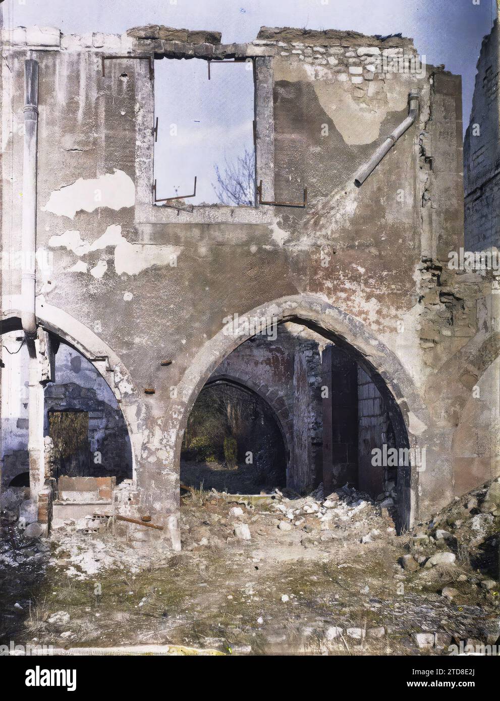 Reims, Marne, Champagne, Frankreich das ehemalige Kloster der Väter Cordeliers, rue des Trois Raisinets, erster Weltkrieg, Wohngebäude, Architektur, Hinterfront, Ruinen, Bombardement, Bogen, Arkaden/Arkaden, religiöse Architektur, France, Reims, Cloister des Cordeliers, Reims, 01/03/1917 - 01/03/1917, Castelnau, Paul, 1917 - Marne - Fernand Cuville (fotografischer Teil der Armee), Autochrome, Foto, Glas, Autochrome, Foto, positiv, Vertikal, Format 9 x 12 cm Stockfoto
