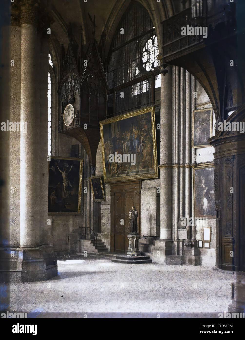 Reims, Marne, Champagne, Frankreich Uhr und Teil der Orgel der Kathedrale (linkes Querschiff), erster Weltkrieg, Religion, Wohnraum, Architektur, Kunst, Kirche, Statue, Rückseite, Christentum, Innenansicht, Uhr, Säule, Malerei, Ruinen, Bombenangriffe, religiöse Architektur, Frankreich, Reims, Kathedrale, linkes Querschiff, Reims, 16.03/1917 - 16.03.1917, Castelnau, Paul, 1917: Marne - Fernand Cuville (fotografischer Teil der Armee), Autochrome, Foto, Glas, Autochrome Foto, positiv, Vertikal, Format 9 x 12 cm Stockfoto