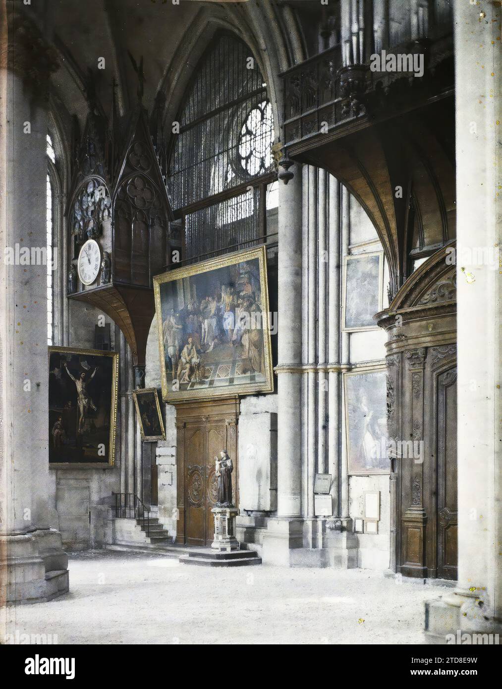 Reims, Marne, Champagne, Frankreich Uhr und Teil der Orgel der Kathedrale (linkes Querschiff), erster Weltkrieg, Kunst, Religion, Habitat, Architektur, Kirche, Statue, Rückseite, Musik, Christentum, Innenansicht, Uhr, Säule, Malerei, Ruinen, Bombenangriffe, religiöse Architektur, Frankreich, Reims, Kathedrale, linkes Querschiff, Reims, 16.03/1917 - 16.03.1917, Castelnau, Paul, 1917 - Marne - Fernand Cuville (fotografischer Teil der Armee), Autochrome, Foto, Glas, Autochrome, Foto, positiv, Vertikal, Format 9 x 12 cm Stockfoto