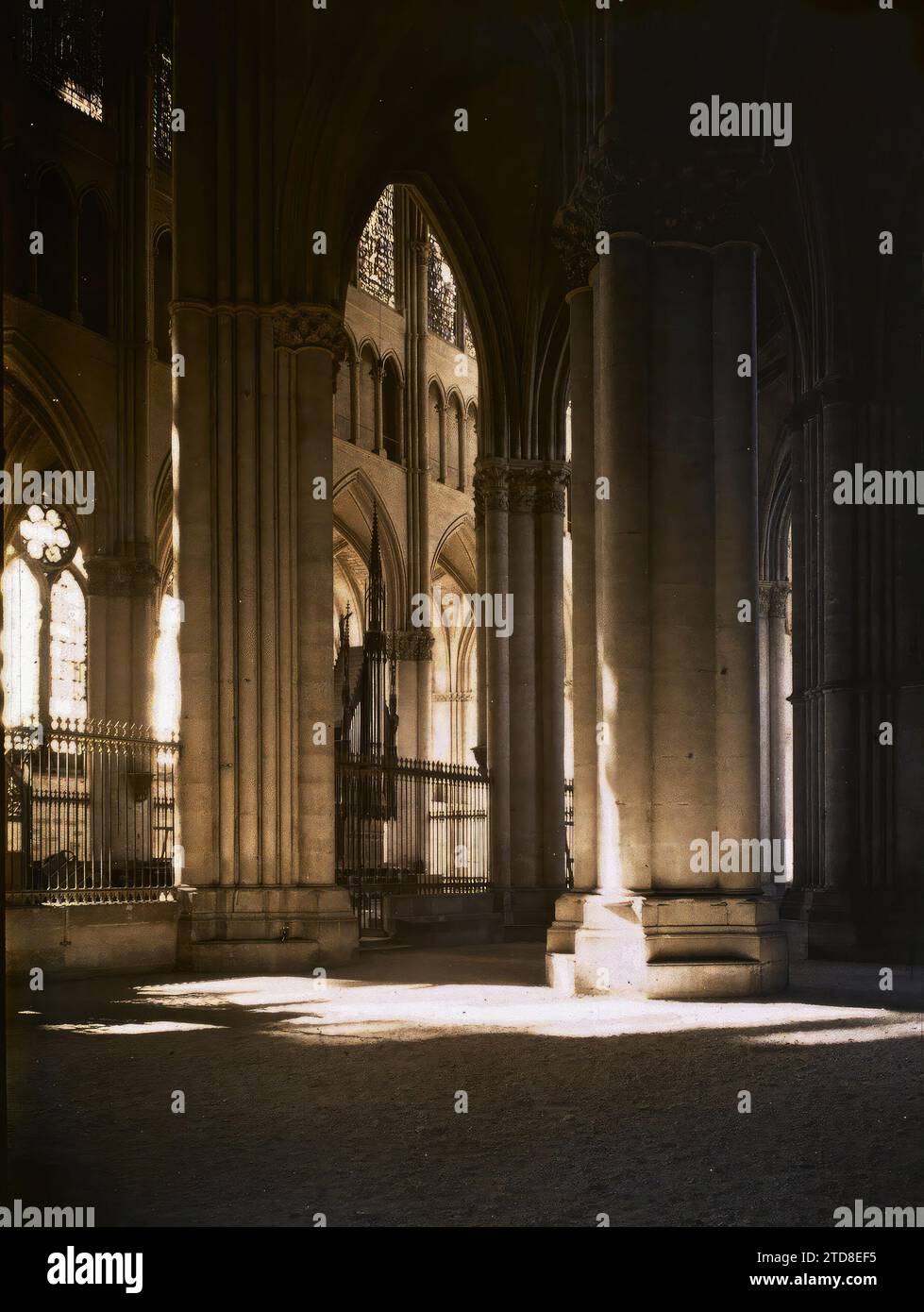 Reims, Marne, Champagne, Frankreich Inneres der Kathedrale, Kunst, Religion, Wohnraum, Architektur, Kirche, Musik, Christentum, Säule, Eisenwerk, religiöse Architektur, Frankreich, Reims, Inneres der Kathedrale (aus dem linken Querschiff), Reims, 28/03/1917 - 28/03/1917, Castelnau, Paul, 1917: Marne - Fernand Cuville (fotografischer Teil der Armee), Autochrome, Foto, Glas, Autochrome Foto, positiv, Vertikal, Format 9 x 12 cm Stockfoto
