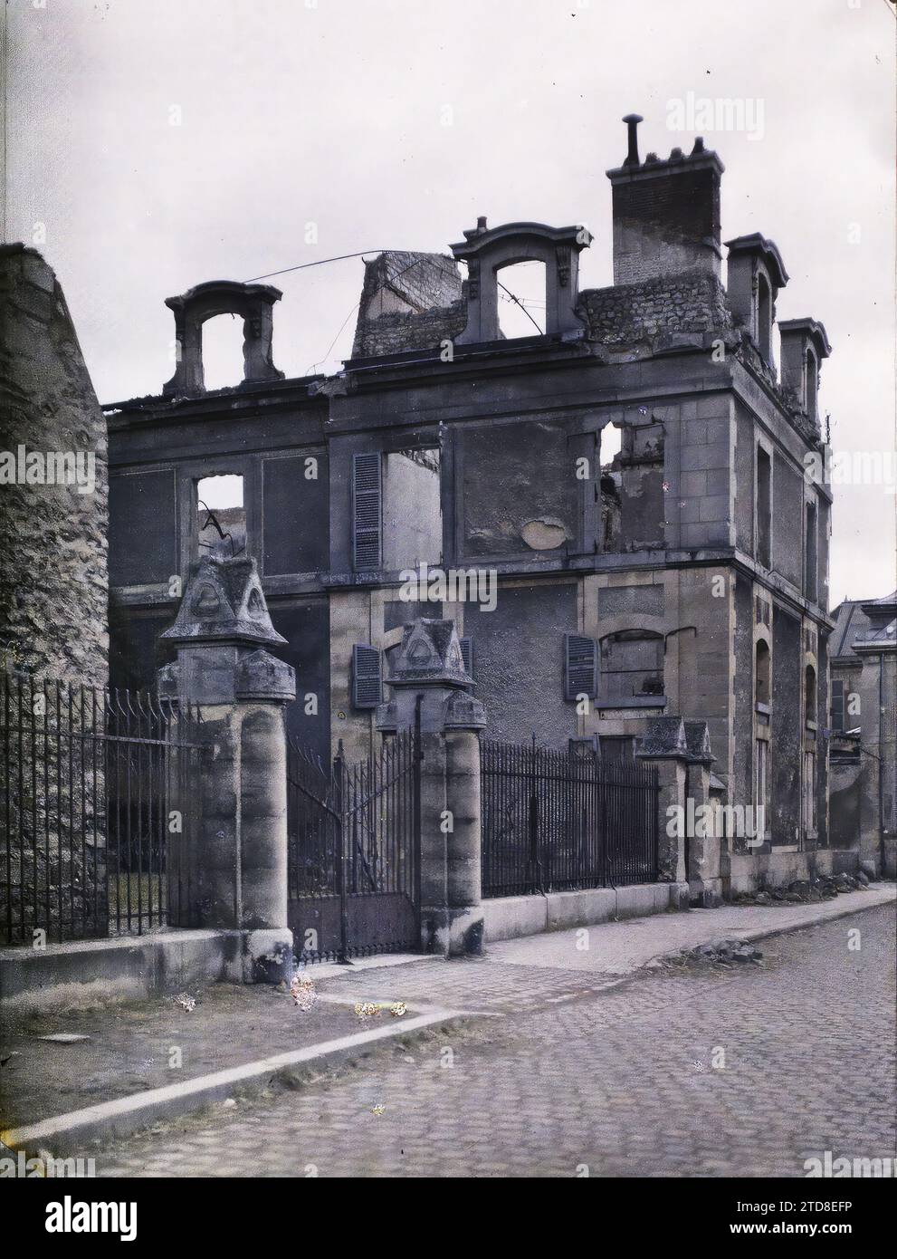 Reims, Marne, Champagne, Frankreich der Eingang zum ehemaligen Erzbistum, heute Palais du Tau, erster Weltkrieg, Habitat, Architektur, Hinterfront, Ruinen, Bombardierung, Grill, Palast, Schloss, religiöse Architektur, Frankreich, Reims, ehemaliges Erzbistum C-jour, Reims, 28.03/1917 - 28.03.1917, Castelnau, Paul, 1917 - Marne - Fernand Cuville (fotografischer Teil der Armee), Autochrome, Foto, Glas, Autochrome, Foto, positiv, Vertikal, Format 9 x 12 cm Stockfoto