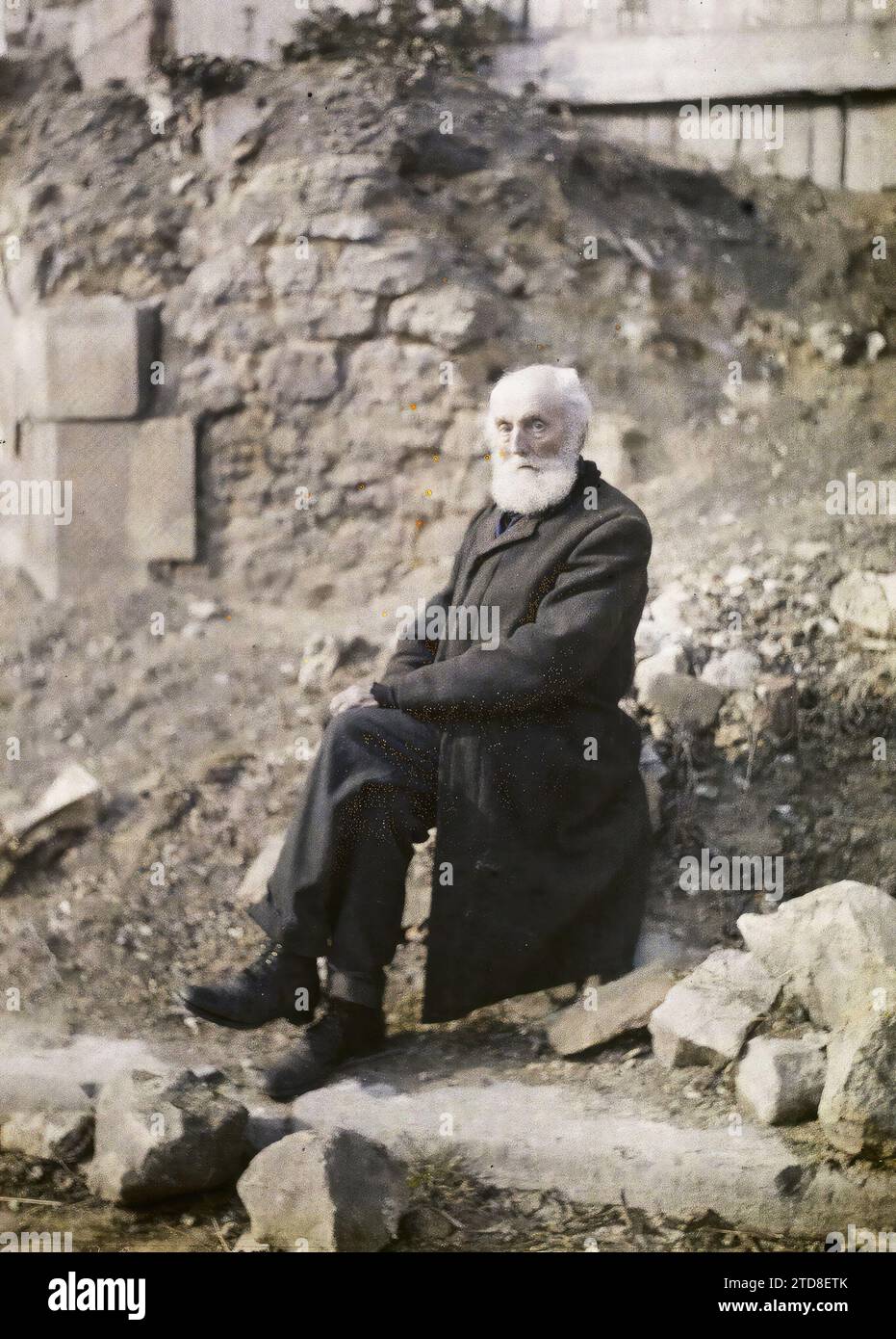 Reims, Marne, Champagne, Frankreich Herr Danis (84 Jahre) weigert sich, Reims seit Kriegsbeginn, Ersten Weltkrieg, Menschen, Hinterfront, Porträt, Ruins, man, Frankreich, Reims, ein 84-jähriger Mann, Herr Danis (wollte Reims seit 1914 nicht verlassen), Reims, 06.03/1917 - 06.03.1917, Cuville, Fernand, 1917: Marne - Fernand Cuville (fotografischer Teil der Armee), Autochrome, Foto, Glas, Autochrome Foto, positiv, Vertikal, Format 9 x 12 cm Stockfoto