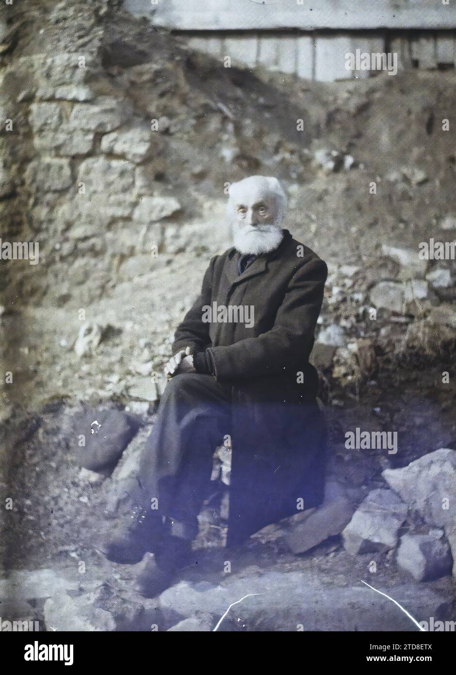 Reims, Marne, Champagne, Frankreich Herr Danis (84 Jahre) weigert sich, Reims seit Kriegsbeginn, Ersten Weltkrieg, Menschen, Hinterfront, Porträt, Ruins, man, Frankreich, Reims, ein 84-jähriger Mann, Herr Danis (wollte Reims seit 1914 nicht verlassen), Reims, 06.03/1917 - 06.03.1917, Cuville, Fernand, 1917: Marne - Fernand Cuville (fotografischer Teil der Armee), Autochrome, Foto, Glas, Autochrome Foto, positiv, Vertikal, Format 9 x 12 cm Stockfoto