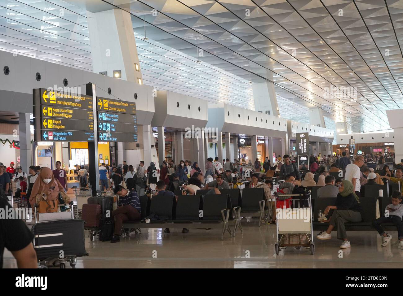 Lage im Terminal 3 des Flughafens Soekarno Hatta neun Tage vor Weihnachten. Stockfoto