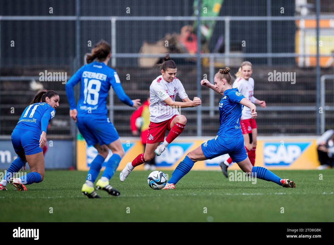 ZWEIKAMPF Martyna Wiankowska (1. FC K?ln, #26), Annalena Rieke (SGS Essen, #17) GOOGLE PIXEL Frauen Bundesliga, 1. FC K?ln - SGS Essen, K?ln, Franz-Kremer-Stadion am 16.12.2023 DFB-VORSCHRIFTEN VERBIETEN JEDE VERWENDUNG VON FOTOGRAFIEN ALS BILDSEQUENZEN UND/ODER QUASI-VIDEO. Stockfoto