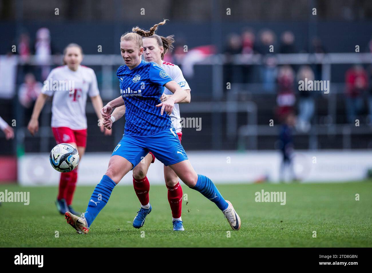 ZWEIKAMPF Annalena Rieke (SGS Essen, #17), Dora Zeller (1. FC K?ln, #19) GOOGLE PIXEL Frauen Bundesliga, 1. FC K?ln - SGS Essen, K?ln, Franz-Kremer-Stadion am 16.12.2023 DFB-VORSCHRIFTEN VERBIETEN JEDE VERWENDUNG VON FOTOGRAFIEN ALS BILDSEQUENZEN UND/ODER QUASI-VIDEO. Stockfoto