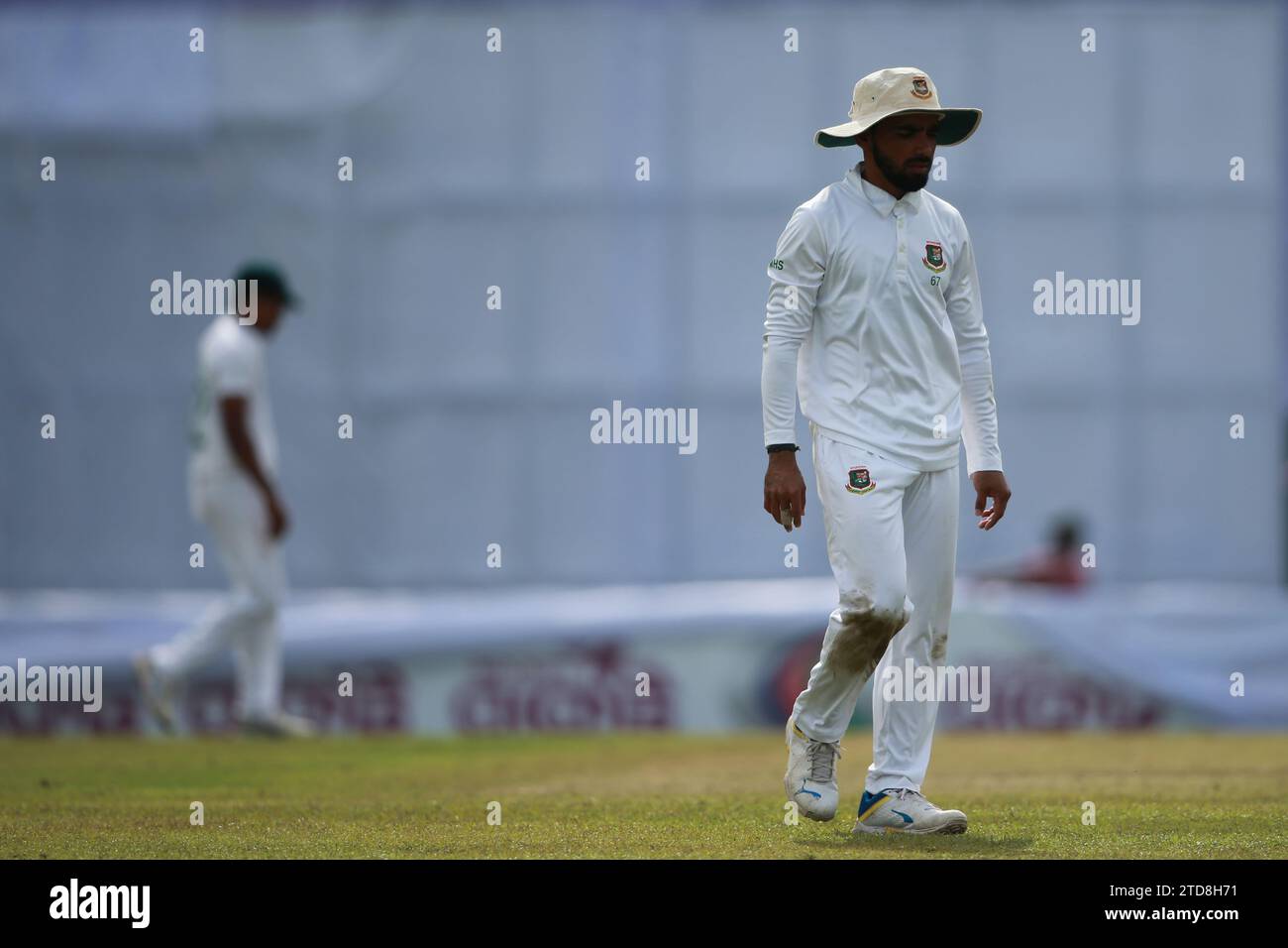 Bangladeshi Testspieler Mominul Haque (R) während des Bangladesch-New Zealand First Test Day zwei erste Session im Sylhet International Cricket Stadium, Stockfoto