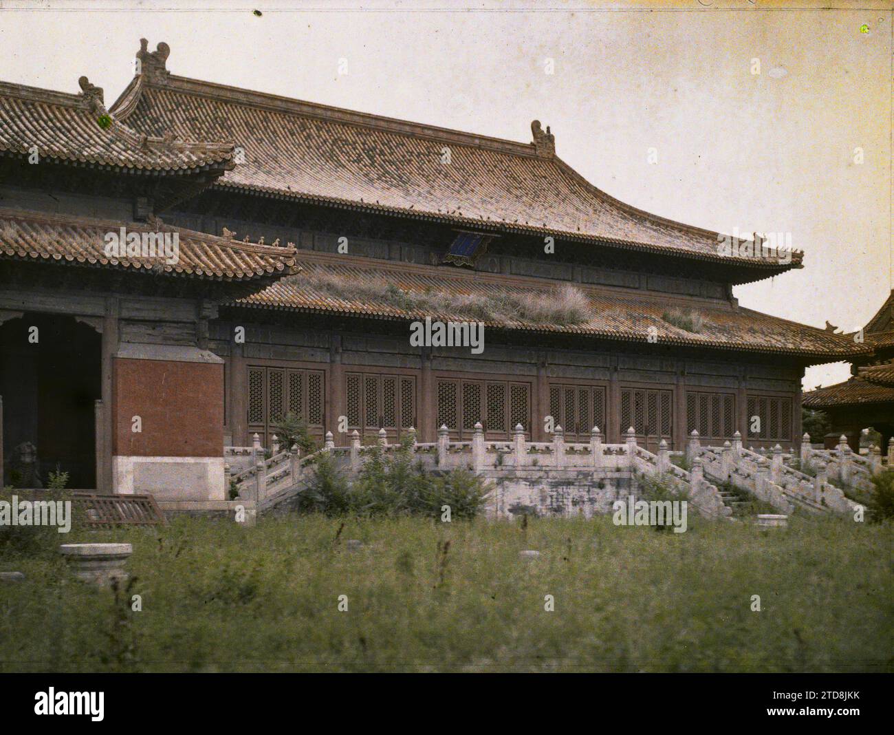 Peking, China Liedai Diwangmiao ('Tempel der Herrscher der sukzessiven Dynastien'), Persönlichkeit, Religion, Wohnraum, Architektur, politische Persönlichkeit, Tempel, Ahnenverehrung, Dach, Kaiser, Baufälligkeit, unhygienische Bedingungen, Balustrade, religiöse Architektur, Shantung, Tai Chan, Liedai Diwangmiao, 09.06/1913 - 09.06.1913, Passet, Stéphane, Fotograf, 1913 - Chine - Stéphane Passet, Autochrome, Foto, Glas, Autochrome, Foto, positiv, Horizontal, Format 9 x 12 cm Stockfoto