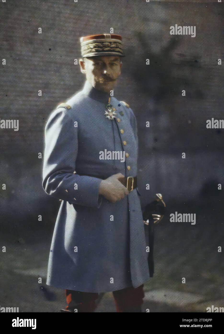 Noyon, Frankreich, Erster Weltkrieg, Persönlichkeit, Kleidung, Menschen, Gesellschaft, Hinterfront, Militärpersönlichkeit, Militäruniform, Porträt, Medaille, Dekoration, Dekoration, Mann, Army, France, Noyon, Gal Humbert Commt en Chef de the 3rd Army, Noyon, 01/10/1917 - 31/10/1917, Cuville, Fernand, 1917 - verwüstete Regionen, Somme, Oise, Aisne - Fernand Cuville (fotografischer Teil der Armee) - (September-Oktober), Autochrome, Foto, Glas, Autochrome, Foto, positiv Stockfoto