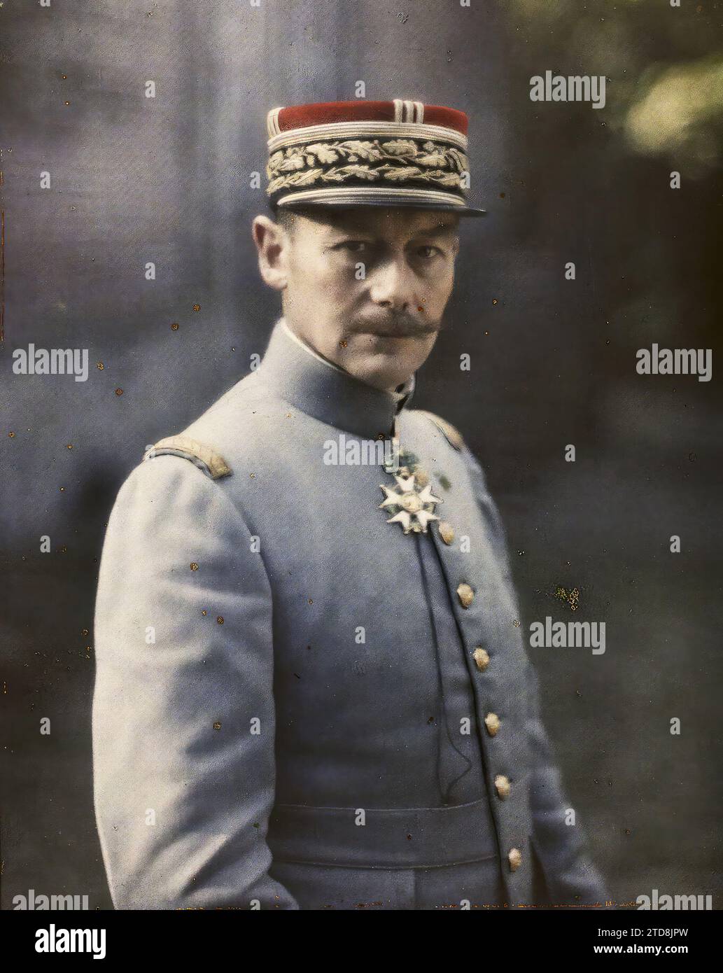 Noyon, Frankreich, Erster Weltkrieg, Persönlichkeit, Kleidung, Menschen, Gesellschaft, Hinterfront, Militärpersönlichkeit, Militäruniform, Porträt, Medaille, Dekoration, Dekoration, Mann, Army, France, Noyon, Gal Humbert Commt en Chef de the 3rd Army, Noyon, 01/10/1917 - 31/10/1917, Cuville, Fernand, 1917 - verwüstete Regionen, Somme, Oise, Aisne - Fernand Cuville (fotografischer Teil der Armee) - (September-Oktober), Autochrome, Foto, Glas, Autochrome, Foto, positiv Stockfoto