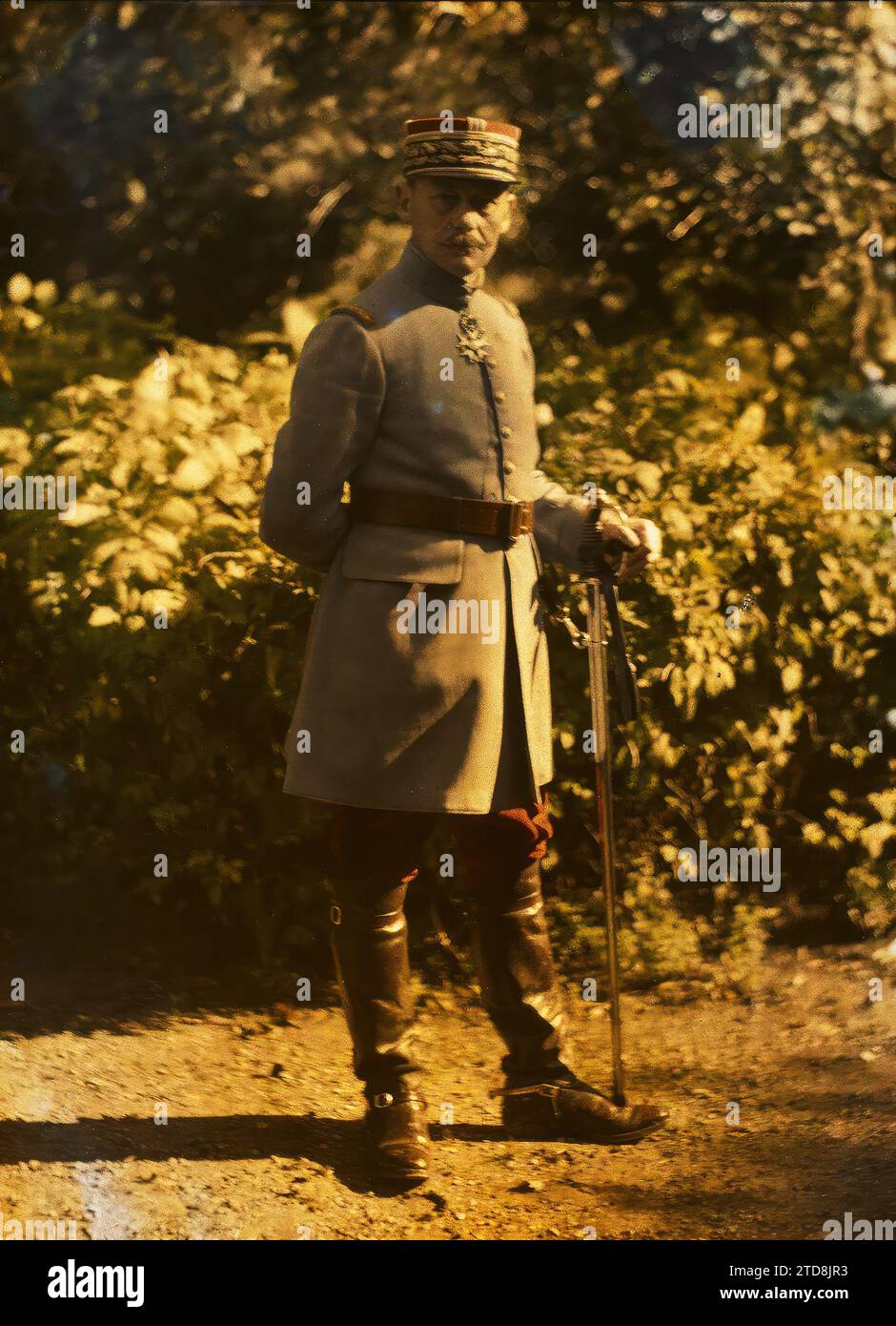 Noyon, Frankreich, Erster Weltkrieg, Persönlichkeit, Kleidung, Menschen, Gesellschaft, Hinterfront, Militärpersönlichkeit, Militäruniform, Porträt, Medaille, Dekoration, Dekoration, Mann, Army, France, Noyon, Gal Humbert Commt en Chef de the 3rd Army, Noyon, 01/10/1917 - 31/10/1917, Cuville, Fernand, 1917 - verwüstete Regionen, Somme, Oise, Aisne - Fernand Cuville (fotografischer Teil der Armee) - (September-Oktober), Autochrome, Foto, Glas, Autochrome, Foto, positiv Stockfoto