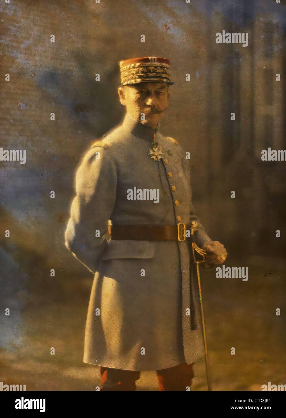 Noyon, Frankreich, Erster Weltkrieg, Persönlichkeit, Kleidung, Menschen, Gesellschaft, Hinterfront, Militärpersönlichkeit, Militäruniform, Porträt, Medaille, Dekoration, Dekoration, Mann, Army, France, Noyon, Gal Humbert Commt en Chef de the 3rd Army, Noyon, 01/10/1917 - 31/10/1917, Cuville, Fernand, 1917 - verwüstete Regionen, Somme, Oise, Aisne - Fernand Cuville (fotografischer Teil der Armee) - (September-Oktober), Autochrome, Foto, Glas, Autochrome, Foto, positiv Stockfoto