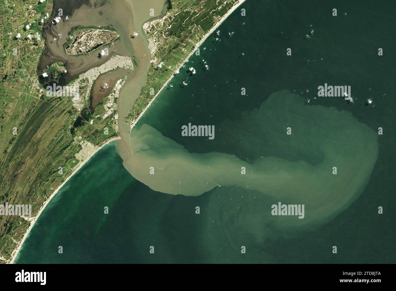 Aus der Luft des Hafens von Rio Grande, Brasilien, das Sedimente zeigt, die von der Lagune von Patos in den Atlantik fließen. Stockfoto