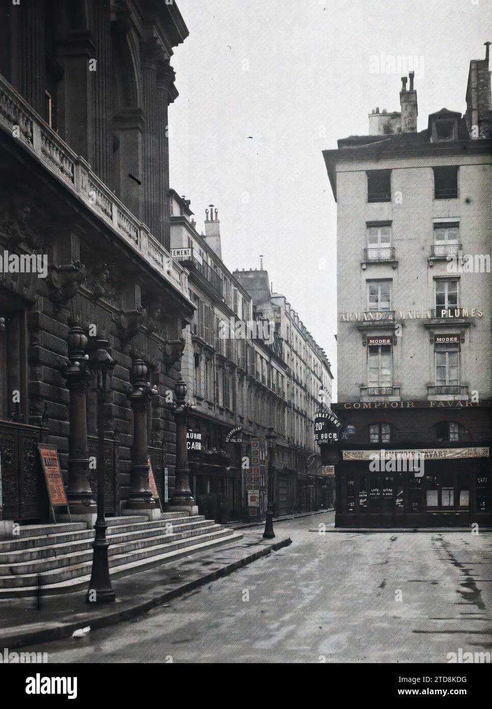 Paris (2. Arr.), Frankreich L'Opéra Comique Place Boieldieu, von der Rue de Marivaux aus gesehen, Kunst, Inschrift, Information, Wohnung, Architektur, Wirtschaftstätigkeit, Straßenlaterne, Straßenlaterne, Schild, Skulptur, kommerzielle Inschrift, Balkon, Loggia, Straße, Viertel, Platz, Café, Bar, skulpturale Einrichtung, Restaurant, Hotel, Theater, Oper, Frankreich, Paris, L'Opéra Comique, Arrondissement II, 07/1914 - 31.07.1914, Passet, Stéphane, Fotograf, Autochrome, Foto, Glas, Autochrome, Foto, positiv, Vertikal, Größe 9 x 12 cm Stockfoto