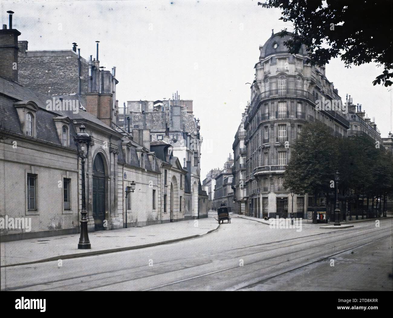 Paris (6. Arrondissement), France Rue Saint-Dominique vom Boulevard Saint-Germain aus gesehen, Kunst, Wohnraum, Architektur, Verkehr, Straßenlaterne, Straßenlaterne, Skulptur, Balkon, Loggia, Straße, Bezirk, Tür, Kuppel, Kuppel, Kuppel, Vespasian, Urinal, Skulptur Dekoration, Schienenverkehr, Frankreich, Paris, Rue St Dominique, Arrondissement VI, 19.07/1914 - 19.07.1914, Passet, Stéphane, Fotograf, Autochrome, Foto, Glas, Autochrome, Foto, positiv, Horizontal, Größe 9 x 12 cm Stockfoto