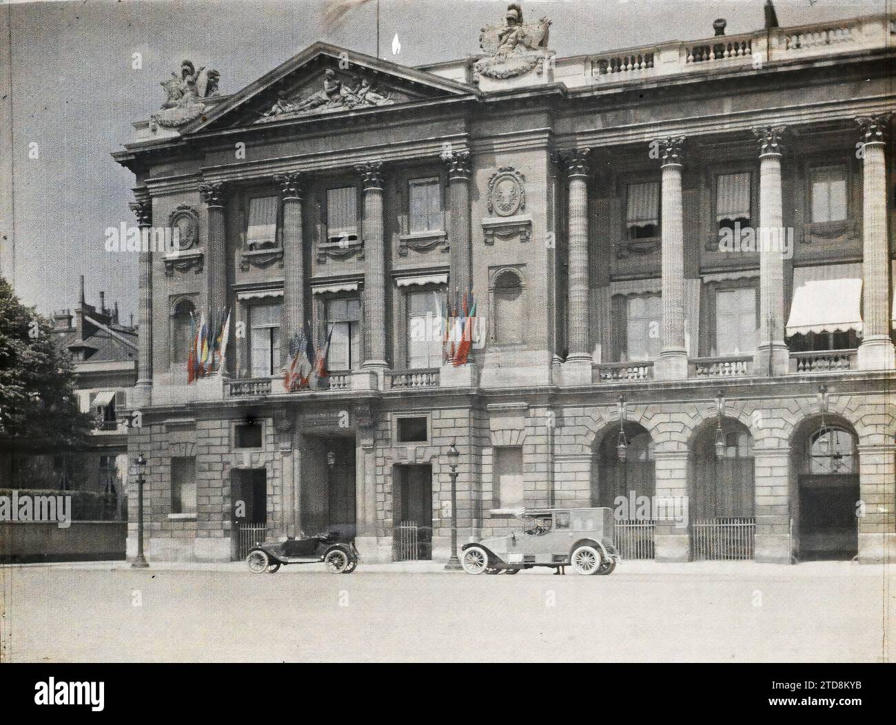 Paris (8. Arr.), Frankreich die Hôtel de Crillon, Place de la Concorde, Transport, Kunst, Wirtschaftstätigkeit, Automobiltransport, Auto, Skulptur, Säule, Bogen, Arkade/Bogengang, private Villa, Platz, Geschäft, Marquise, Giebel, Skulpturendekoration, Medaillon, Restauration, Hotelindustrie, Flagge, Frankreich, Paris, Hôtel Crillon, Etats-Unis [in Verbindung mit], Concorde, 19.06/1917 - 19.06.1917, Léon, Auguste, Fotograf, Autochrome, Foto, Glas, Autochrome, Foto, positiv, Horizontal, Format 9 x 12 cm Stockfoto