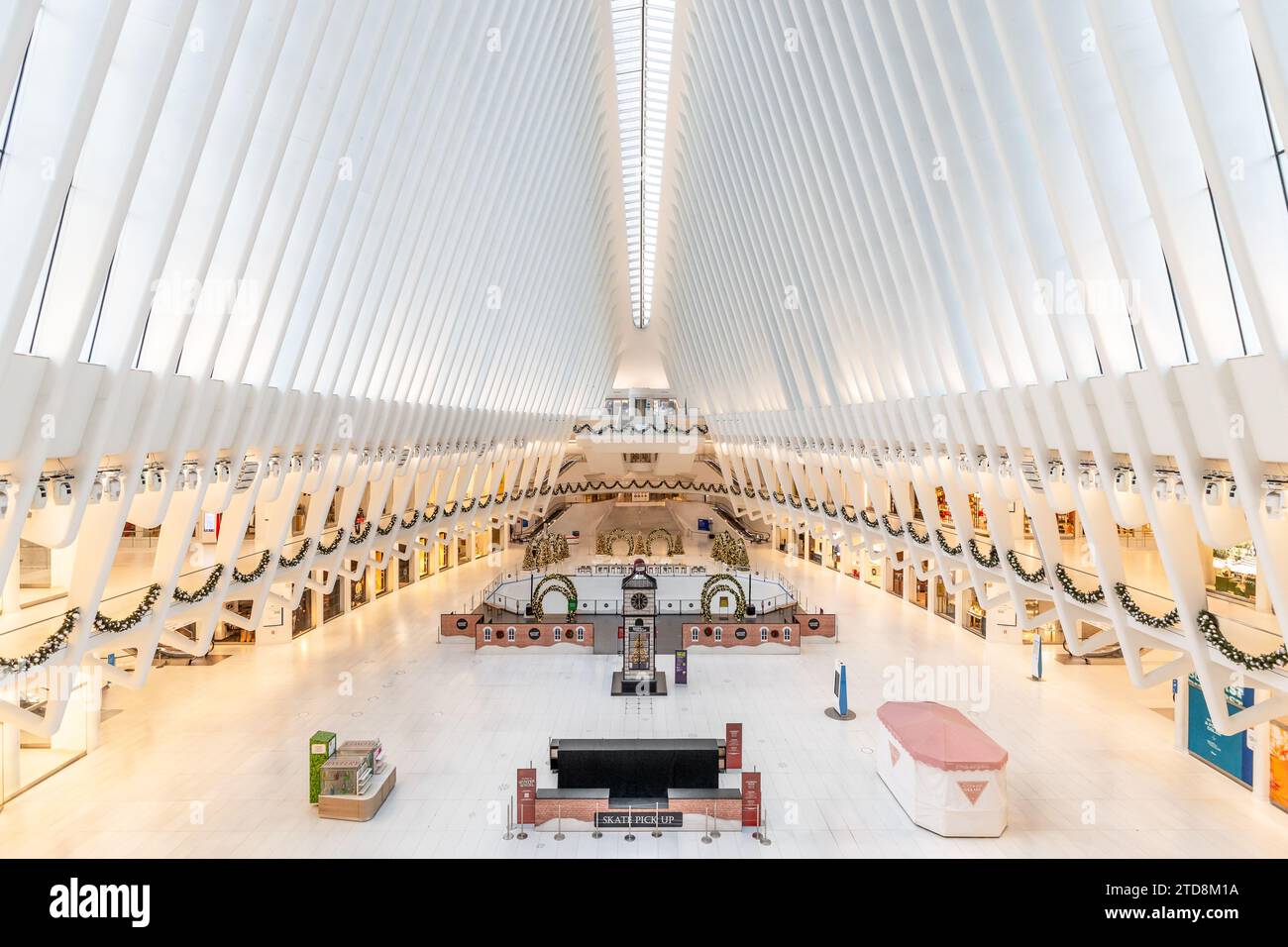 Das Oculus, auch bekannt als Westfield World Trade Center, ist ein Einkaufszentrum und Verkehrsknotenpunkt. Stockfoto