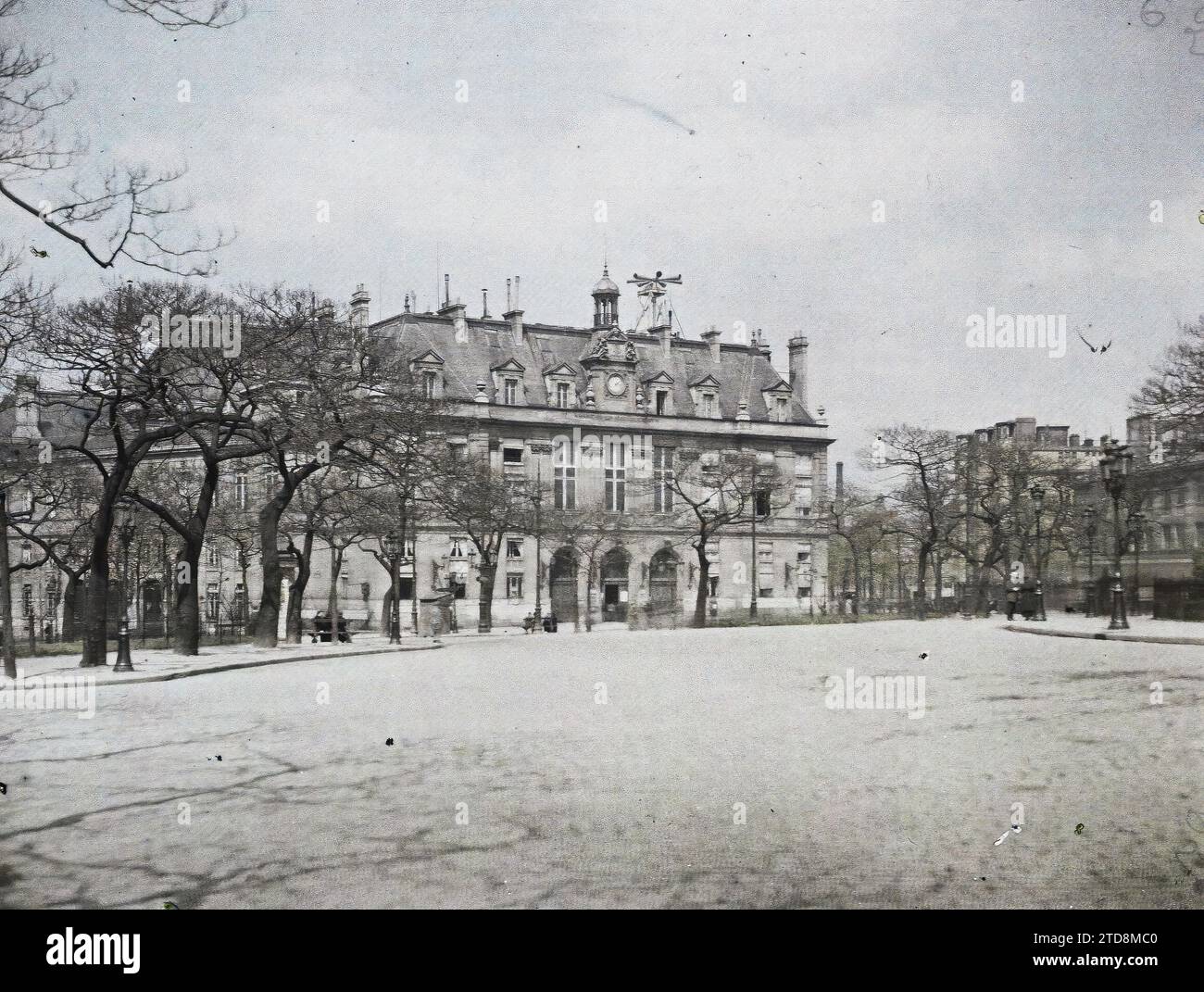 Paris (13. Arrondissement), Frankreich das Rathaus des 13. Arrondissements mit einer Sirene auf dem Dach, Place d'Italy, erster Weltkrieg, Rathaus, Rathaus, Uhr, Bombenangriffe, Quadrat, Anti-Bombenschutz, Frankreich, Paris, Place d'Italy Rathaus aus aus dem 13. Jahrhundert mit Meerjungfrau auf dem Dach, Arrondissement XIII, 15.05/1918 - 15.05.1918, Léon, Auguste, Fotograf, Autochrome, Foto, Glas, Autochrome, Foto, positiv, Horizontal, Format 9 x 12 cm Stockfoto