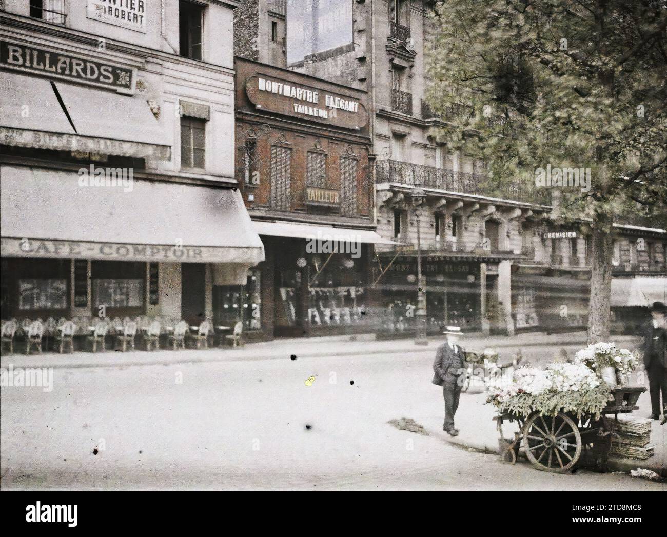 Paris (18. Arrondissement), Frankreich 36-34-62 Boulevard Rochechouart, Blumenhändler, Wirtschaftstätigkeit, Registrierung, Informationen, Kleidung, Menschen, Shop, Geschäft, Kleinunternehmen, Straßenhandel, kommerzielle Registrierung, Warenkorb, Blume, Mode, Café, Bar, Schaufenster, Ausstellung, Catering, Hospitality, man, France, Paris, Blumenhändler Boulevard Rochechouart, Arrondissement XVIII, 17.05/1918 - 17.05.1918, Léon, Auguste, Fotograf, Autochrome, Foto, Glas, Autochrome, Foto, positiv, Horizontal, Format 9 x 12 cm Stockfoto