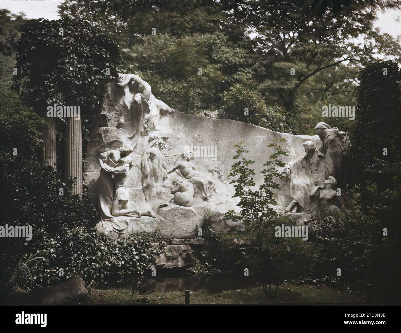 Paris (8. Arr.), Frankreich Denkmal von Alfred de Musset im Garten des Schweizer Tals, der Traum des Dichters, Kunst, Habitat, Architektur, Natur, Umwelt, Skulptur, Spalte, Literatur, Marmor, Park, Garten, Vegetation, botanische, Frankreich, Paris, ohne Bildunterschrift, Arrondissement VIII, 15.07/1918 - 15.07.1918, Léon, Auguste, Fotograf, Autochrome, Foto, Glas, Autochrome, Foto, positiv, horizontal, Größe 9 x 12 cm Stockfoto