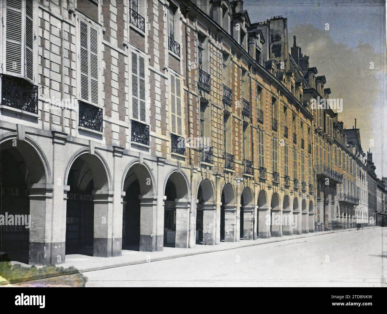 Paris (3.-4. Arr.), Frankreich La Place des Vosges, 1. Weltkrieg, Bombardierung, Arc, Arcade/Arceau, Platz, Anti-Bombardement Protection, Frankreich, Paris, La Place des Vosges, Paris, 17.07/1918 - 17.07.1918, Léon, Auguste, Fotograf, Autochrome, Foto, Glas, Autochrome, Foto, positiv, Horizontal, Format 9 x 12 cm Stockfoto