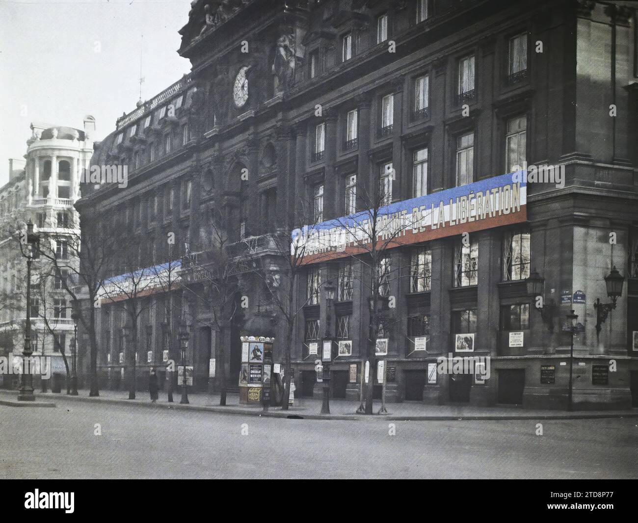 Paris (IInd arr.), Frankreich das staatliche Darlehen am zentralen Hauptsitz des Crédit Lyonnais, 19 Boulevard desItalyns, Wirtschaftstätigkeit, Registrierung, Information, erster Weltkrieg, Darlehen, Bank, Finanzen, Poster, Frieden, Bombardierung, Morris-Säule, Anti-Bombenschutz, Kriegsbemühungen, Kriegsarbeit, Patriotismus, Waffenstillstand, Frankreich, Paris, ohne Bildunterschrift, Arrondissement II, 14.11/1918 - 14.11.1918, Léon, Auguste, Fotograf, Autochrome, Foto, Glas, Autochrome, Foto, positiv, Horizontal, Format 9 x 12 cm Stockfoto